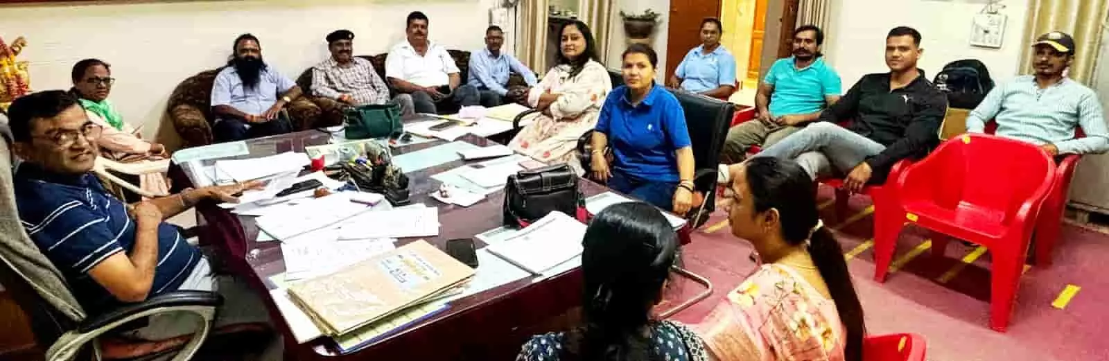 तस्वीर में एम.बी. कॉलेज ग्राउंड पर एथलेटिक्स प्रतियोगिता की तैयारियों के सिलसिले में बैठक करते शिक्षक और अधिकारी। तस्वीर में एम.बी. कॉलेज ग्राउंड पर एथलेटिक्स प्रतियोगिता की तैयारियों के सिलसिले में बैठक करते शिक्षक और अधिकारी।