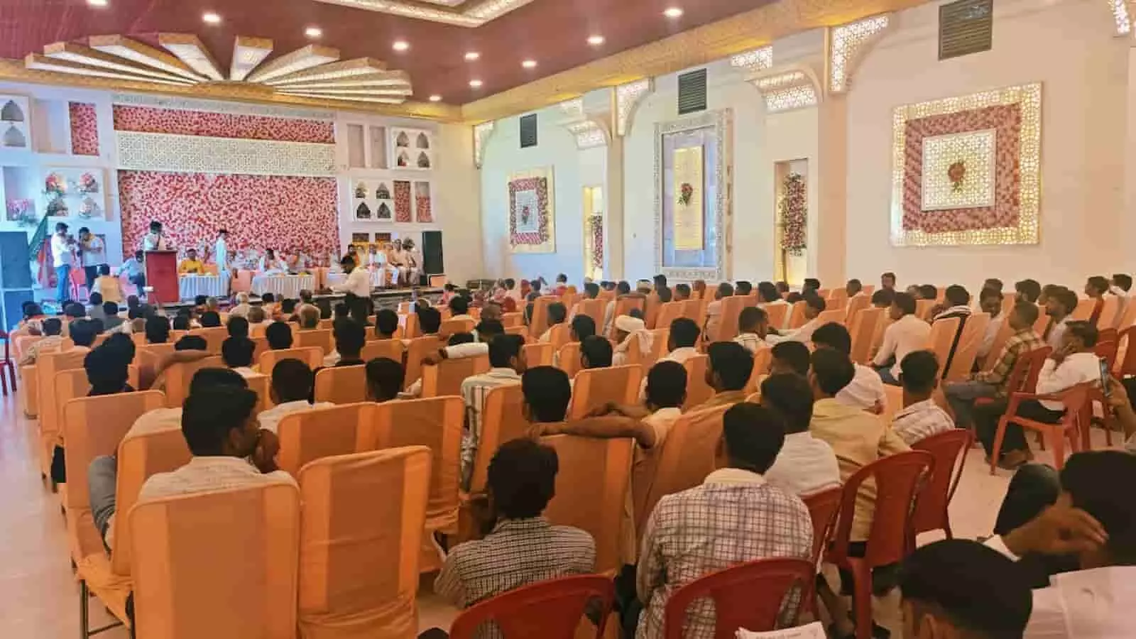 सवाई माधोपुर के हॉल में आयोजित कार्यकर्ता सम्मेलन में कुर्सियों पर बैठे लोग और सामने मंच। सवाई माधोपुर के हॉल में आयोजित कार्यकर्ता सम्मेलन में कुर्सियों पर बैठे लोग और सामने मंच।