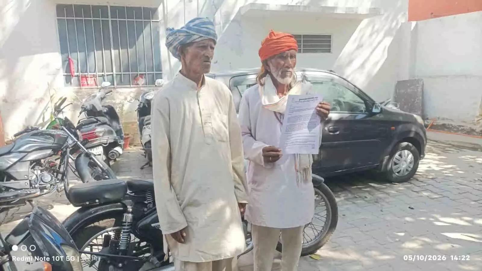 उदयपुर में हाथों में ज्ञापन थामे खड़े कुक कम हेल्पर. उदयपुर में हाथों में ज्ञापन थामे खड़े कुक कम हेल्पर.