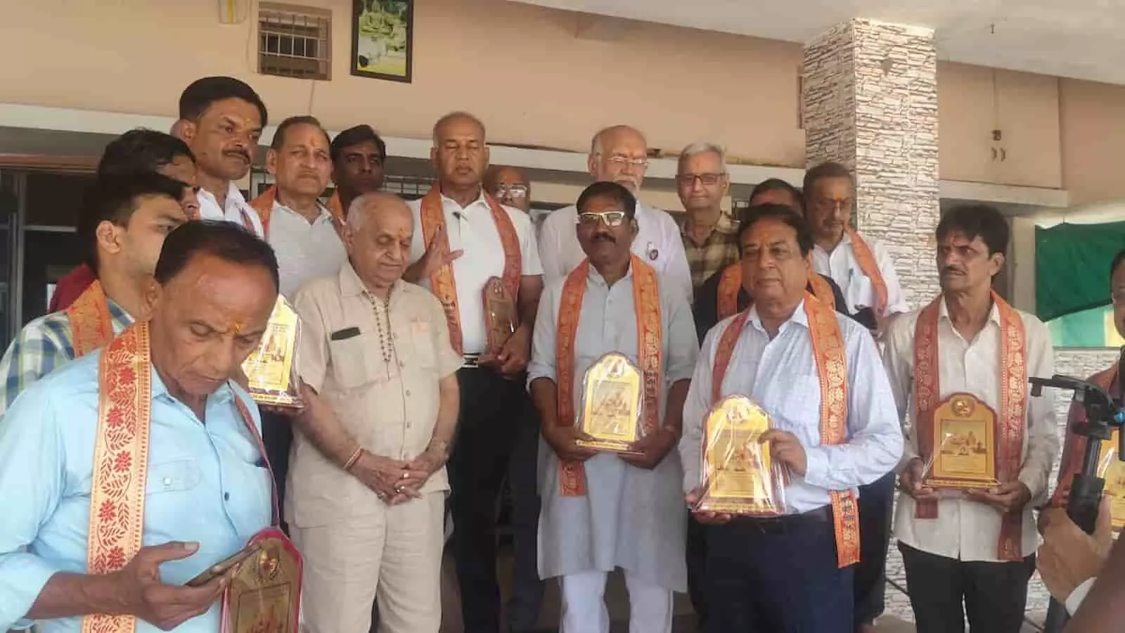 तस्वीर में जैन पत्रकार महासंघ के सदस्य डोंगरगढ़ चंद्रगिरि में सम्मान समारोह के दौरान नजर आ रहे हैं। तस्वीर में जैन पत्रकार महासंघ के सदस्य डोंगरगढ़ चंद्रगिरि में सम्मान समारोह के दौरान नजर आ रहे हैं।