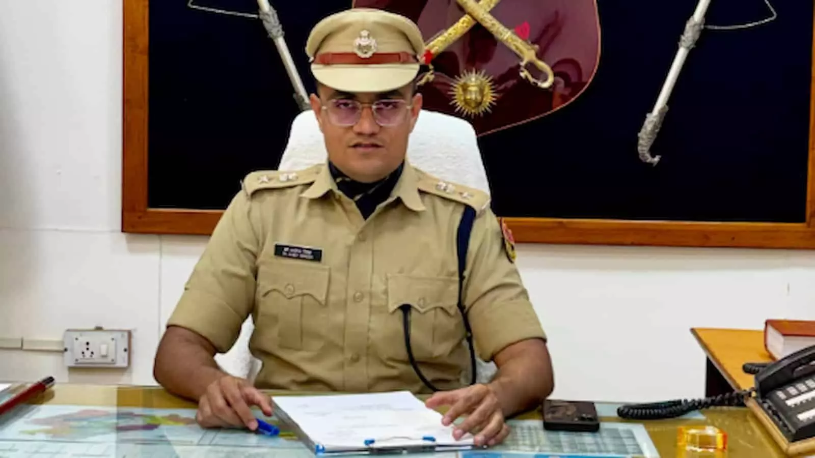 तस्वीर में सिरोही के एसपी डॉ. अजेय सिंह राठौड़ पुलिस यूनिफॉर्म में कार्यालय की कुर्सी पर बैठे दिखाई दे रहे हैं। तस्वीर में सिरोही के एसपी डॉ. अजेय सिंह राठौड़ पुलिस यूनिफॉर्म में कार्यालय की कुर्सी पर बैठे दिखाई दे रहे हैं।