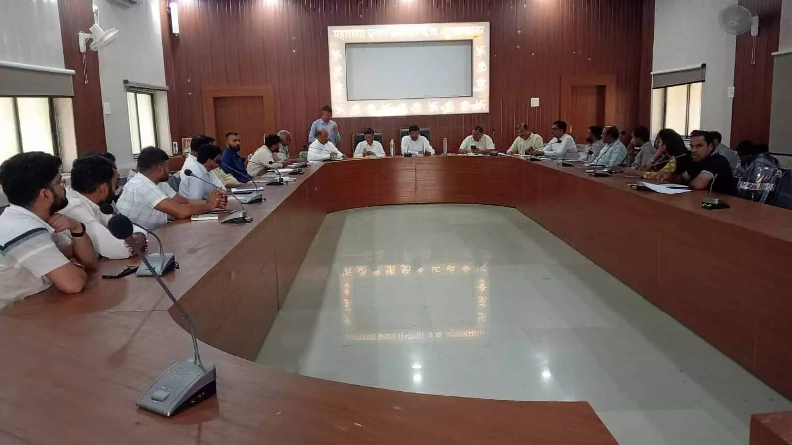 तस्वीर में भूपालसागर पंचायत समिति सभागार में निर्वाचन तैयारियों की समीक्षा बैठक में बैठे अधिकारी नजर आ रहे हैं। तस्वीर में भूपालसागर पंचायत समिति सभागार में निर्वाचन तैयारियों की समीक्षा बैठक में बैठे अधिकारी नजर आ रहे हैं।