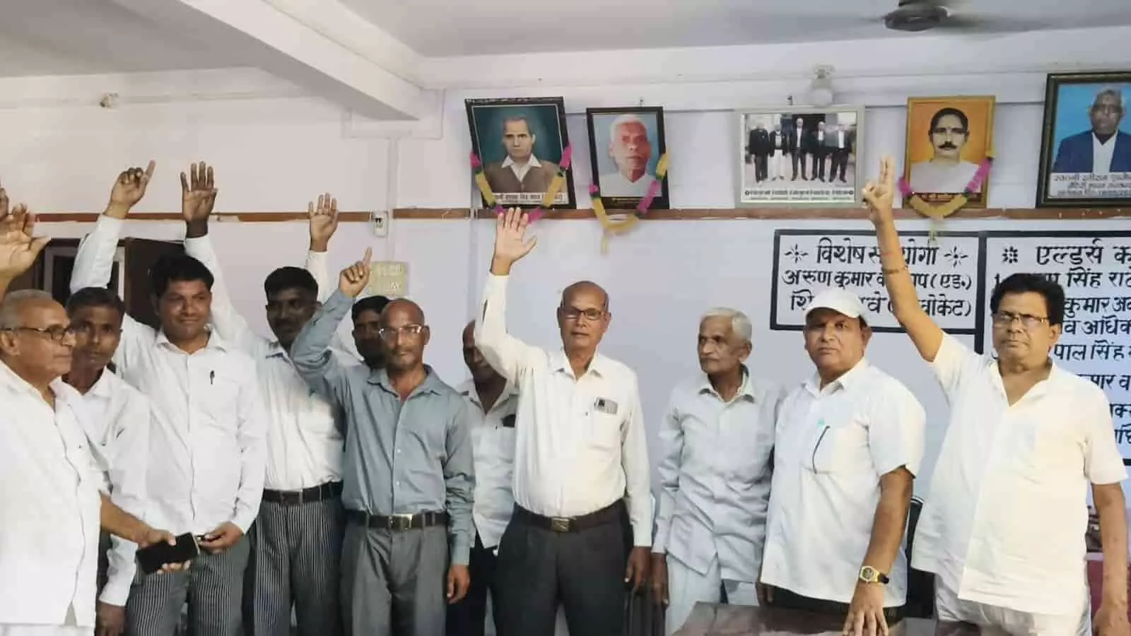 अलीगंज बार एसोसिएशन के सभागार में हाथ उठाकर विरोध जताते हुए अधिवक्ता। अलीगंज बार एसोसिएशन के सभागार में हाथ उठाकर विरोध जताते हुए अधिवक्ता।
