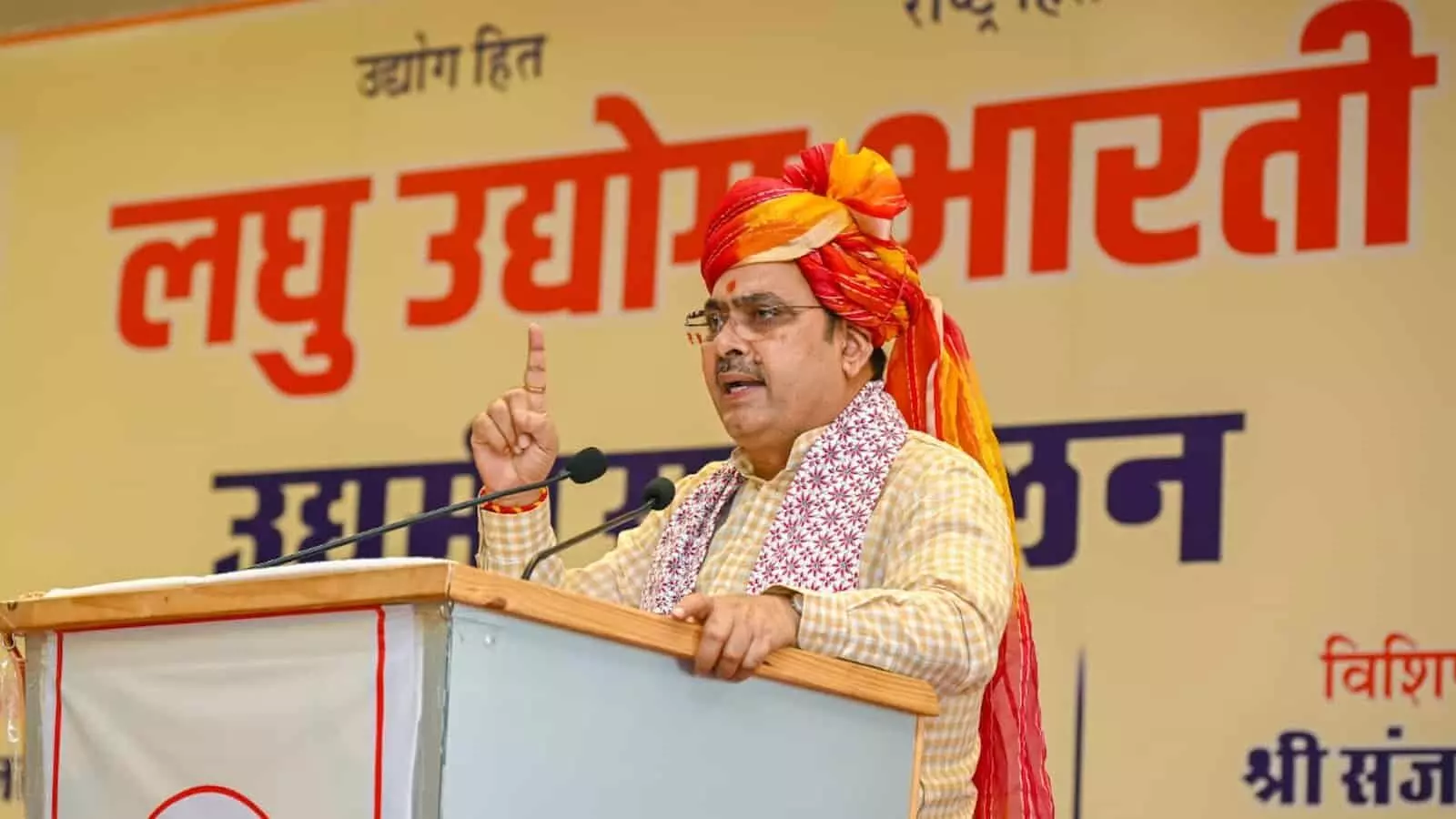 तस्वीर में पारंपरिक पगड़ी पहने मुख्यमंत्री भजनलाल शर्मा पाली में मंच पर भाषण दे रहे हैं। तस्वीर में पारंपरिक पगड़ी पहने मुख्यमंत्री भजनलाल शर्मा पाली में मंच पर भाषण दे रहे हैं।