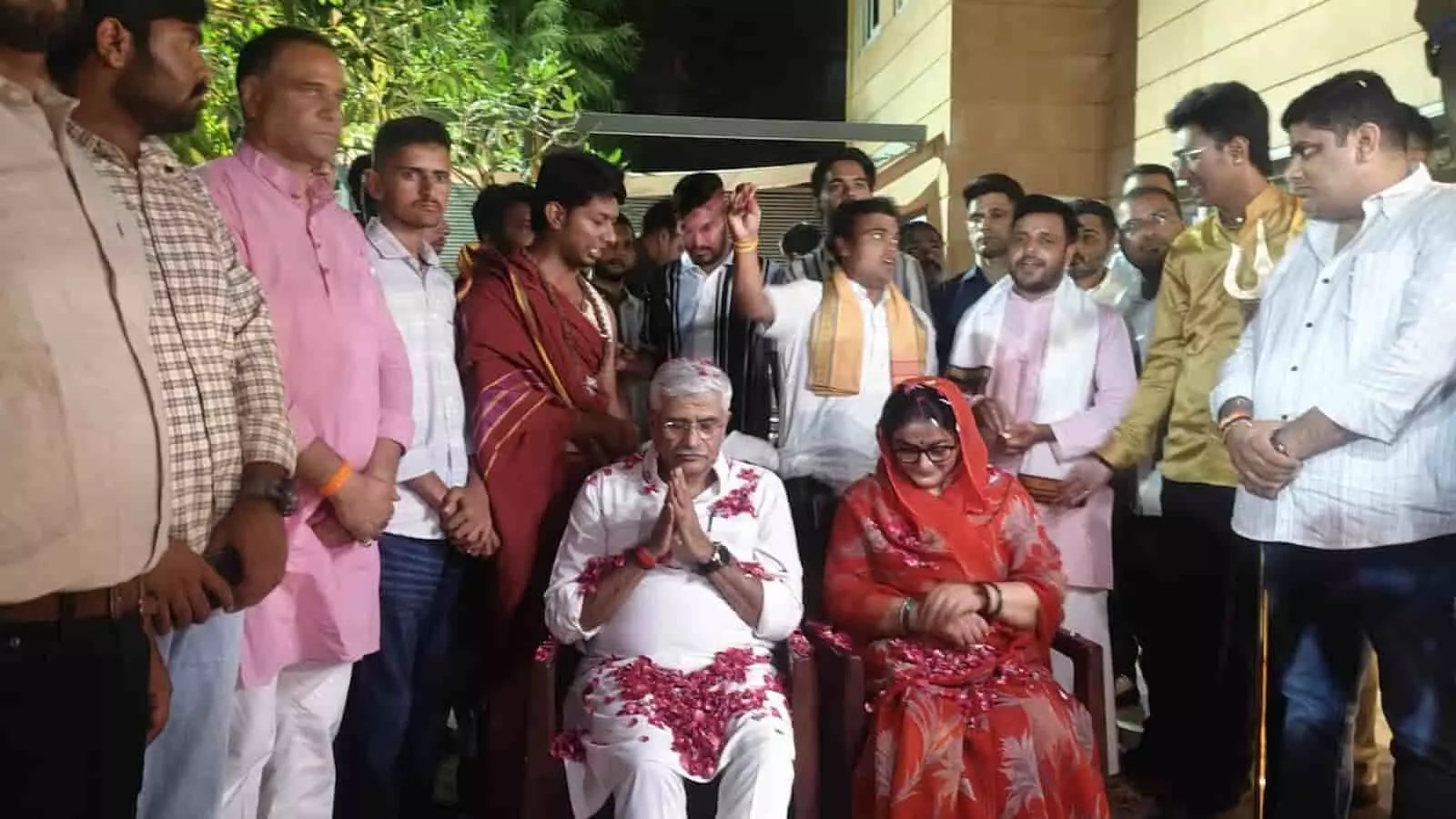 तस्वीर में दिख रही कुर्सी पर गजेंद्र सिंह शेखावत और महिला संग हाथ जोड़कर समर्थकों के बीच बैठे हैं। तस्वीर में दिख रही कुर्सी पर गजेंद्र सिंह शेखावत और महिला संग हाथ जोड़कर समर्थकों के बीच बैठे हैं।