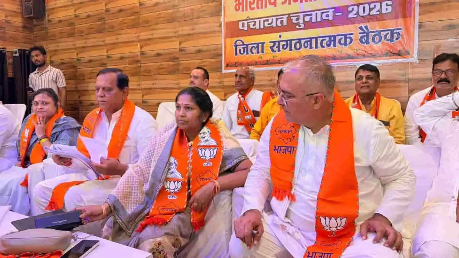तस्वीर में दिख रही पंचायत चुनाव बैठक में कुलजीत सिंह चहल अन्य भाजपा नेताओं के साथ मंच पर बैठे हैं। तस्वीर में दिख रही पंचायत चुनाव बैठक में कुलजीत सिंह चहल अन्य भाजपा नेताओं के साथ मंच पर बैठे हैं।