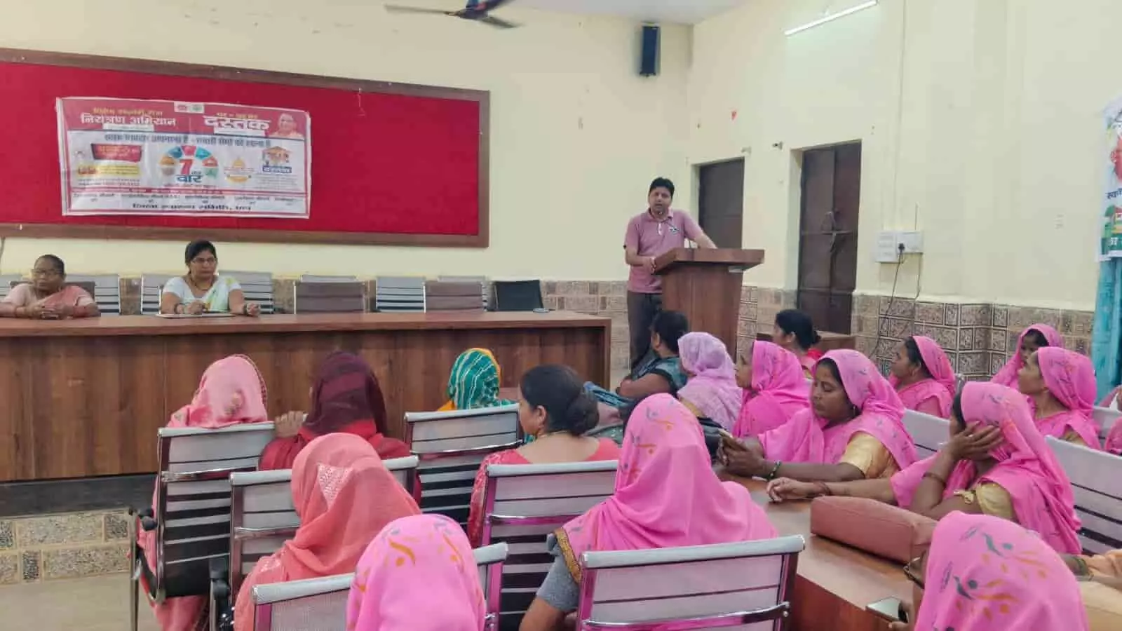 अलीगंज विकासखंड के सभागार में आयोजित बैठक में बैठी महिलाएं और संबोधित करते अधिकारी। अलीगंज विकासखंड के सभागार में आयोजित बैठक में बैठी महिलाएं और संबोधित करते अधिकारी।