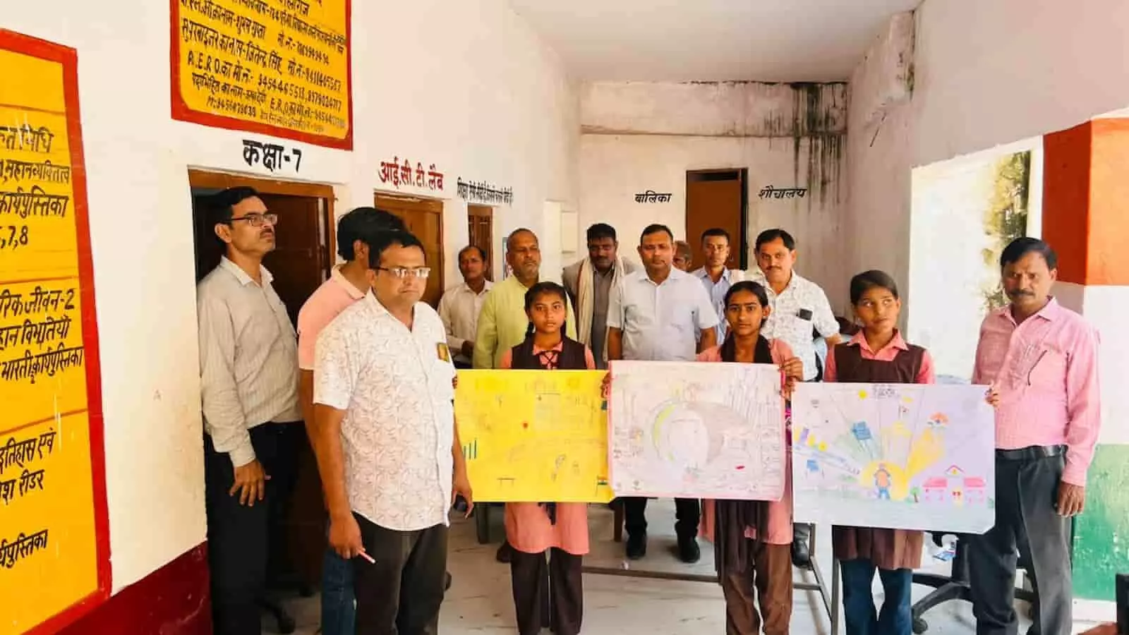 तस्वीर में अलीगंज के बीआरसी में छात्र-छात्राएं अपनी चित्रकला के साथ खड़े दिखाई दे रहे हैं। तस्वीर में अलीगंज के बीआरसी में छात्र-छात्राएं अपनी चित्रकला के साथ खड़े दिखाई दे रहे हैं।