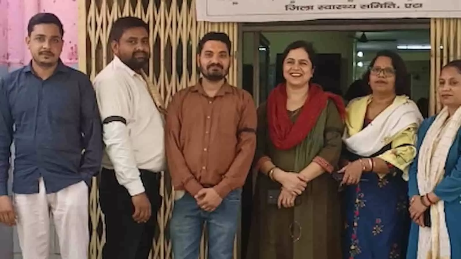 तस्वीर में सामुदायिक स्वास्थ्य केंद्र अलीगंज के बाहर खड़े संविदा स्वास्थ्य कर्मचारी दिख रहे हैं। तस्वीर में सामुदायिक स्वास्थ्य केंद्र अलीगंज के बाहर खड़े संविदा स्वास्थ्य कर्मचारी दिख रहे हैं।