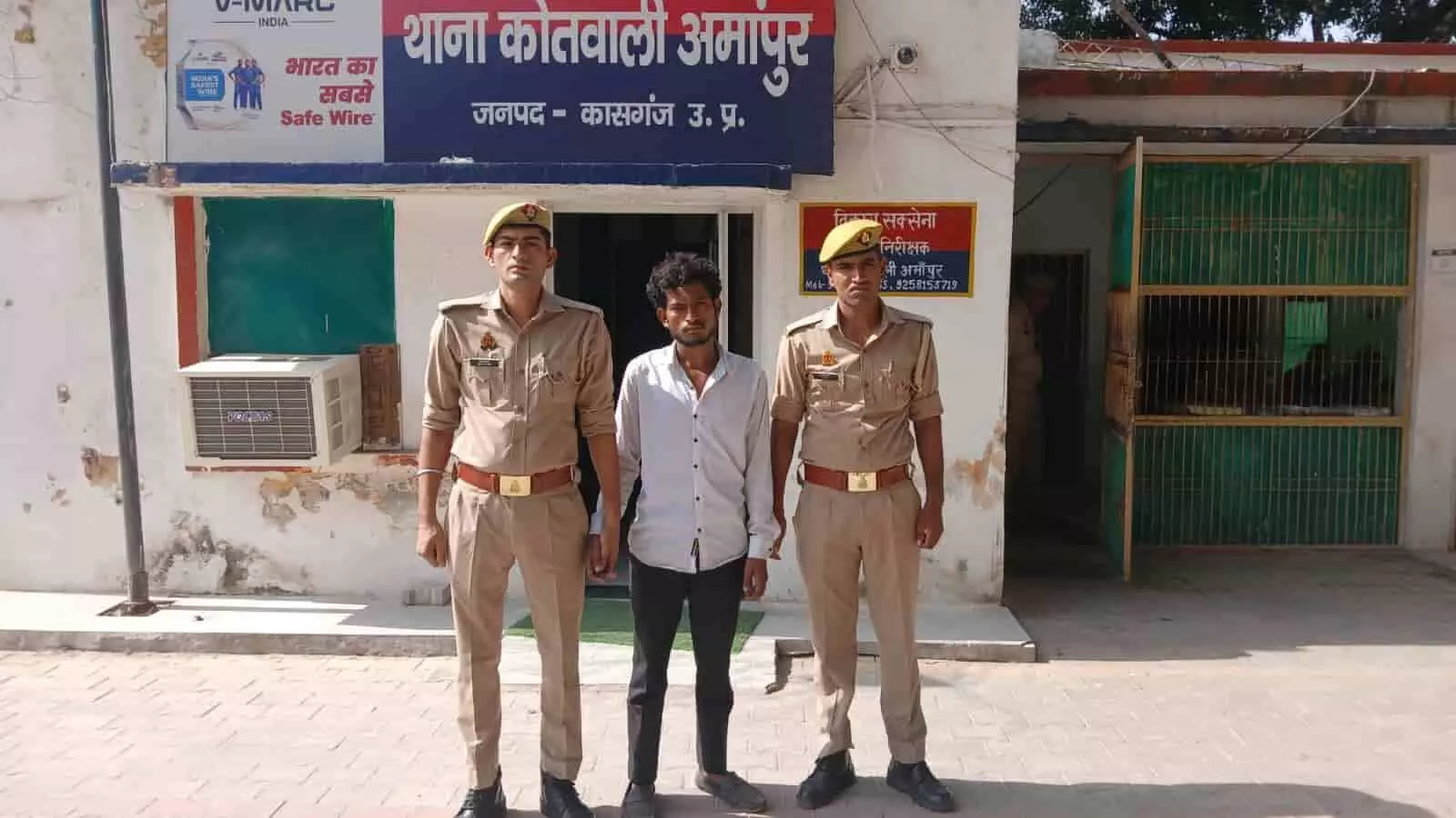 तस्वीर में पुलिसकर्मियों के साथ खड़ा आरोपी थाना कोतवाली अमांपुर के बाहर दिखाई दे रहा है। तस्वीर में पुलिसकर्मियों के साथ खड़ा आरोपी थाना कोतवाली अमांपुर के बाहर दिखाई दे रहा है।