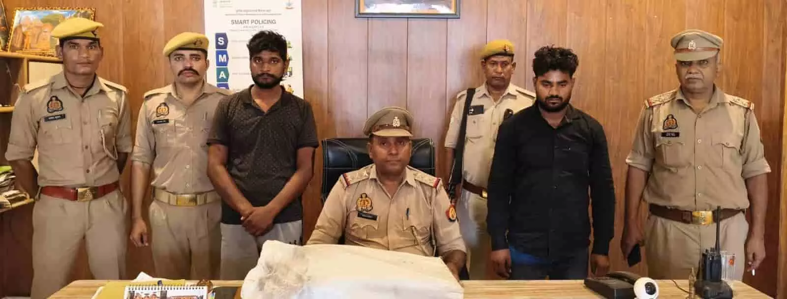 तस्वीर में पुलिसकर्मी जलेसर में गिरफ्तार किए गए दो आरोपियों के साथ खड़े हैं। तस्वीर में पुलिसकर्मी जलेसर में गिरफ्तार किए गए दो आरोपियों के साथ खड़े हैं।