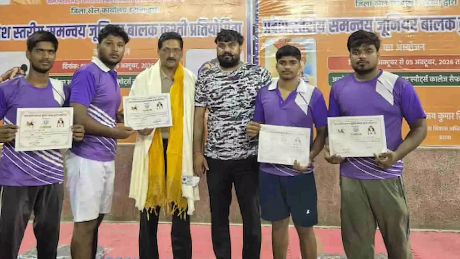 तस्वीर में पदक और प्रमाण-पत्र पकड़े हुए कासगंज के चार पहलवान और अधिकारी सैफई में नजर आ रहे हैं। तस्वीर में पदक और प्रमाण-पत्र पकड़े हुए कासगंज के चार पहलवान और अधिकारी सैफई में नजर आ रहे हैं।