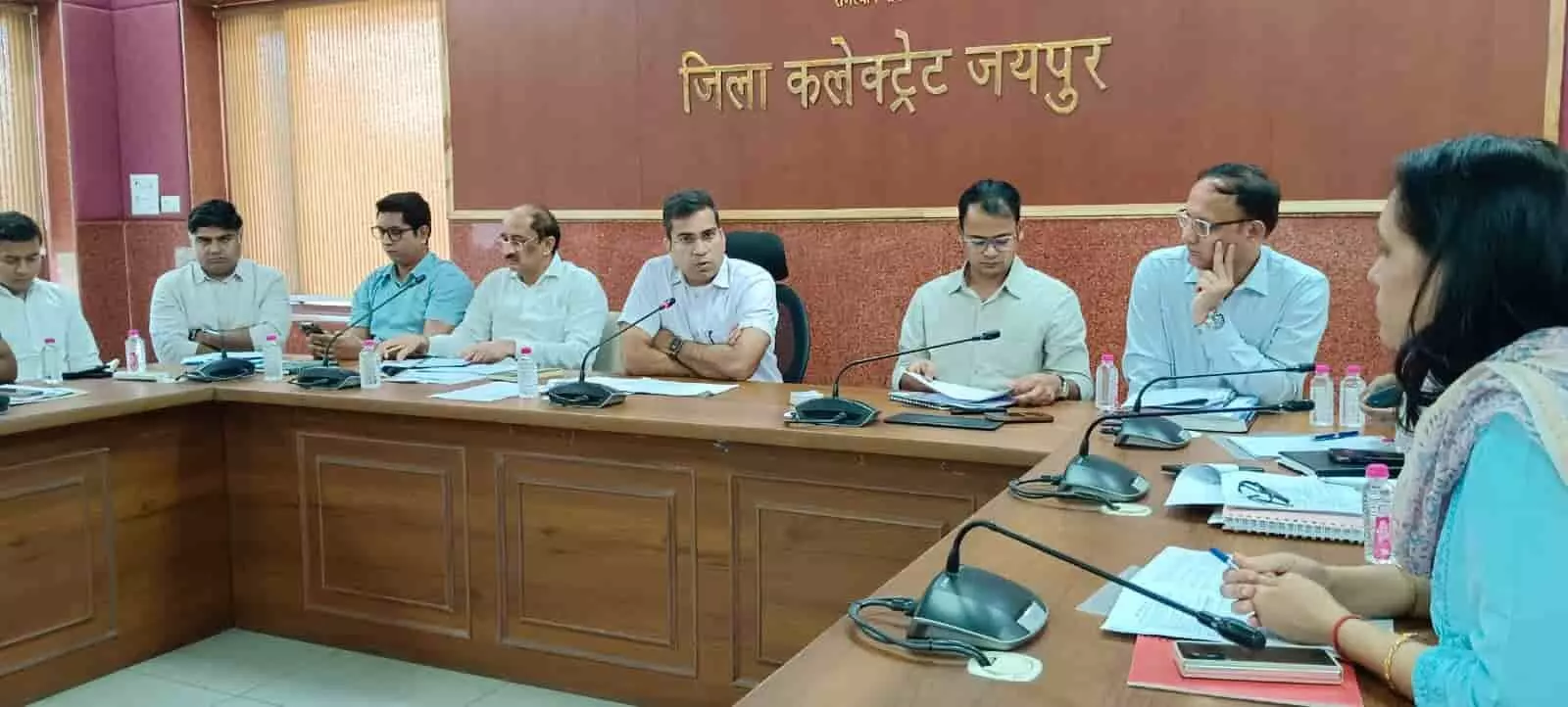 तस्वीर में दिख रही मेज के चारों ओर बैठे प्रशासनिक अधिकारी फाइलें देखकर चर्चा कर रहे हैं। तस्वीर में दिख रही मेज के चारों ओर बैठे प्रशासनिक अधिकारी फाइलें देखकर चर्चा कर रहे हैं।