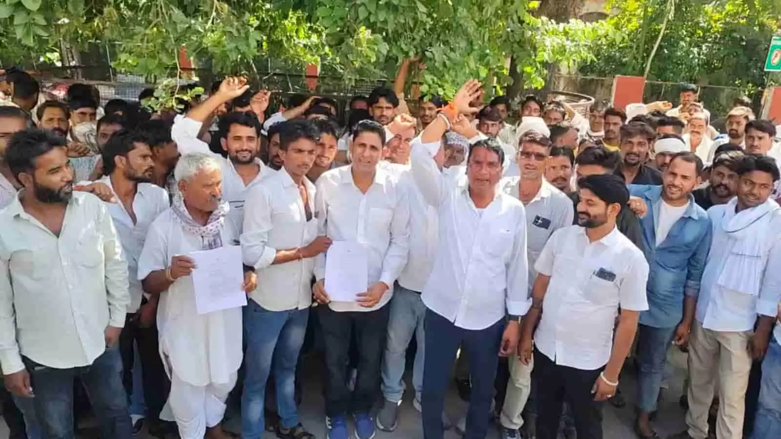 टोंक में रॉयल्टी और ई-रवन्ने की मांग को लेकर कलेक्ट्रेट पर ज्ञापन देते ट्रैक्टर चालक और भाजपा नेता. टोंक में रॉयल्टी और ई-रवन्ने की मांग को लेकर कलेक्ट्रेट पर ज्ञापन देते ट्रैक्टर चालक और भाजपा नेता.