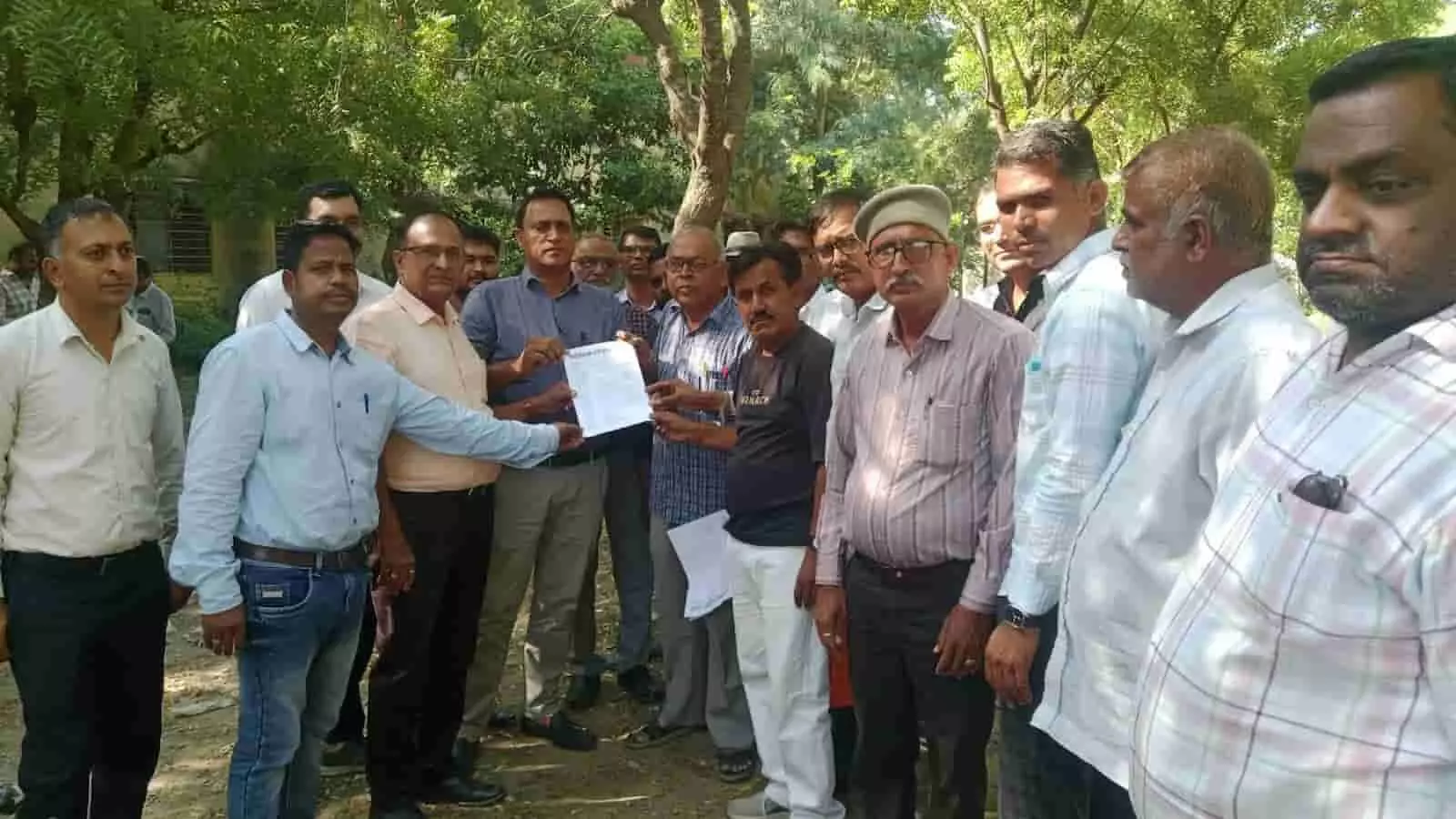 तस्वीर में राजसमंद में आरटीई बकाया भुगतान की मांग को लेकर प्रदर्शन करते निजी विद्यालय संचालक दिख रहे हैं। तस्वीर में राजसमंद में आरटीई बकाया भुगतान की मांग को लेकर प्रदर्शन करते निजी विद्यालय संचालक दिख रहे हैं।