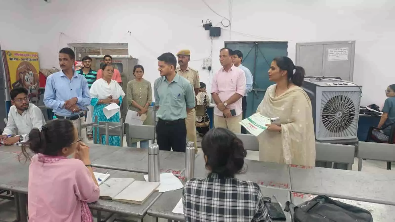 चित्तौड़गढ़ जिला कलक्टर डॉ. मंजू पुस्तकालय का निरीक्षण करते हुए चित्तौड़गढ़ जिला कलक्टर डॉ. मंजू पुस्तकालय का निरीक्षण करते हुए
