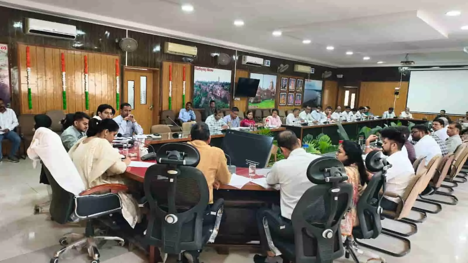 चित्तौड़गढ़ के एक कॉन्फ्रेंस हॉल में अधिकारियों की बैठक आयोजित हो रही है। चित्तौड़गढ़ के एक कॉन्फ्रेंस हॉल में अधिकारियों की बैठक आयोजित हो रही है।