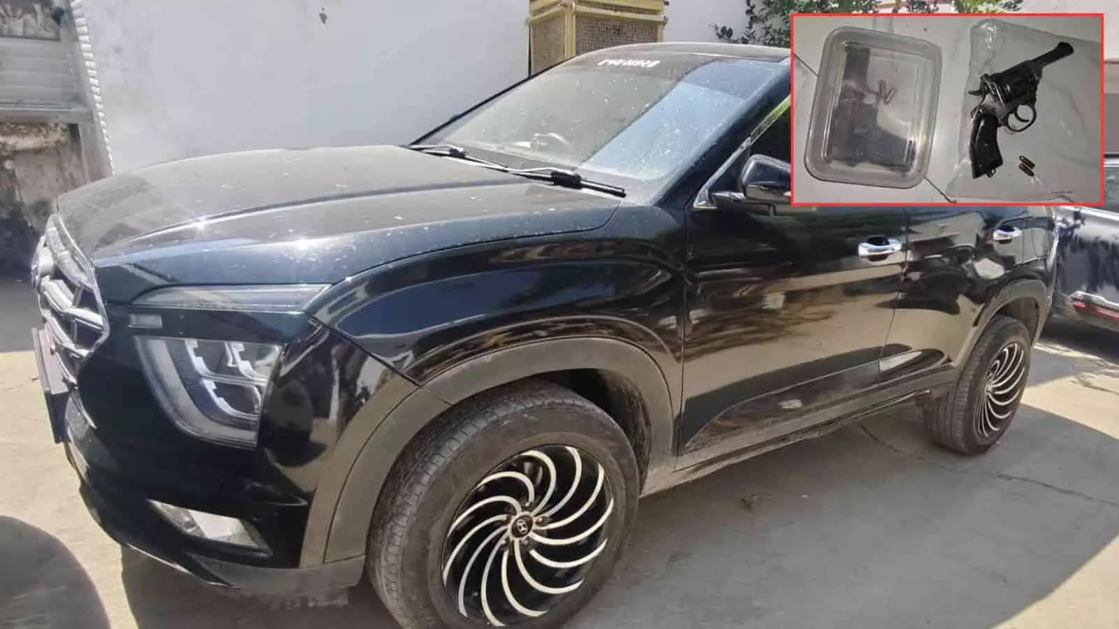 तस्वीर में राशमी में पुलिस कार्रवाई के दौरान जब्त की गई क्रेटा कार और हथियार दिख रहे हैं। तस्वीर में राशमी में पुलिस कार्रवाई के दौरान जब्त की गई क्रेटा कार और हथियार दिख रहे हैं।