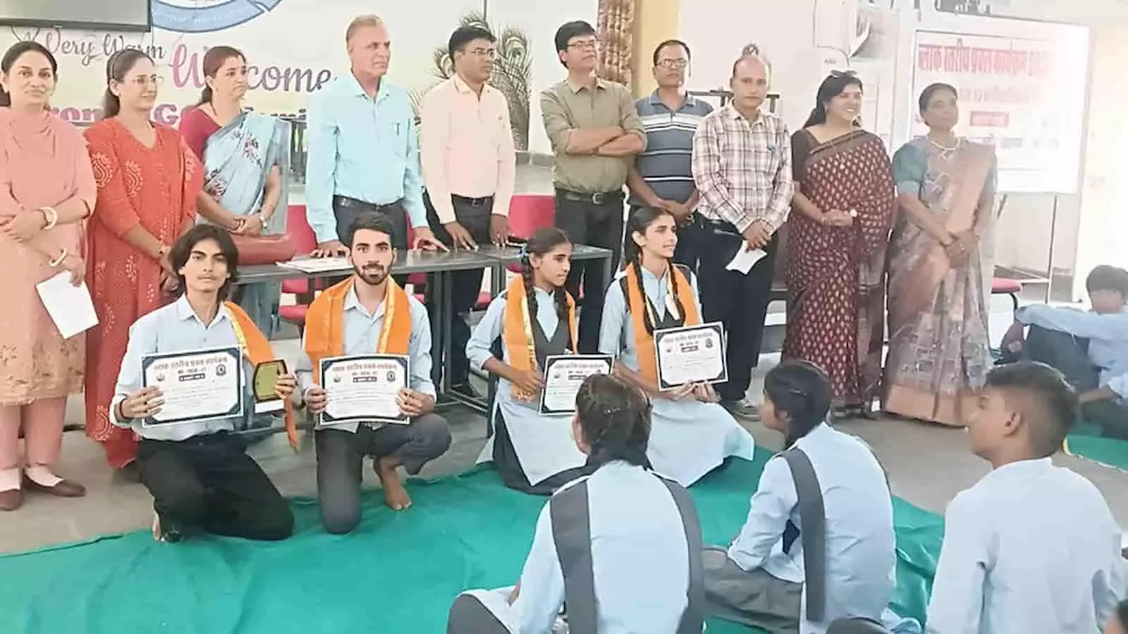 चित्तौड़गढ़ में प्रबल प्रतियोगिता के विजेता विद्यार्थी और शिक्षक पुरस्कार दिखाते हुए। चित्तौड़गढ़ में प्रबल प्रतियोगिता के विजेता विद्यार्थी और शिक्षक पुरस्कार दिखाते हुए।