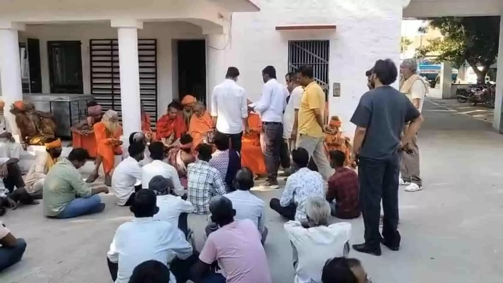 शिवगंज थाने के बाहर त्रिवेणीगिरी महाराज की मौत की जांच की मांग को लेकर बैठे संत और समर्थक। शिवगंज थाने के बाहर त्रिवेणीगिरी महाराज की मौत की जांच की मांग को लेकर बैठे संत और समर्थक।