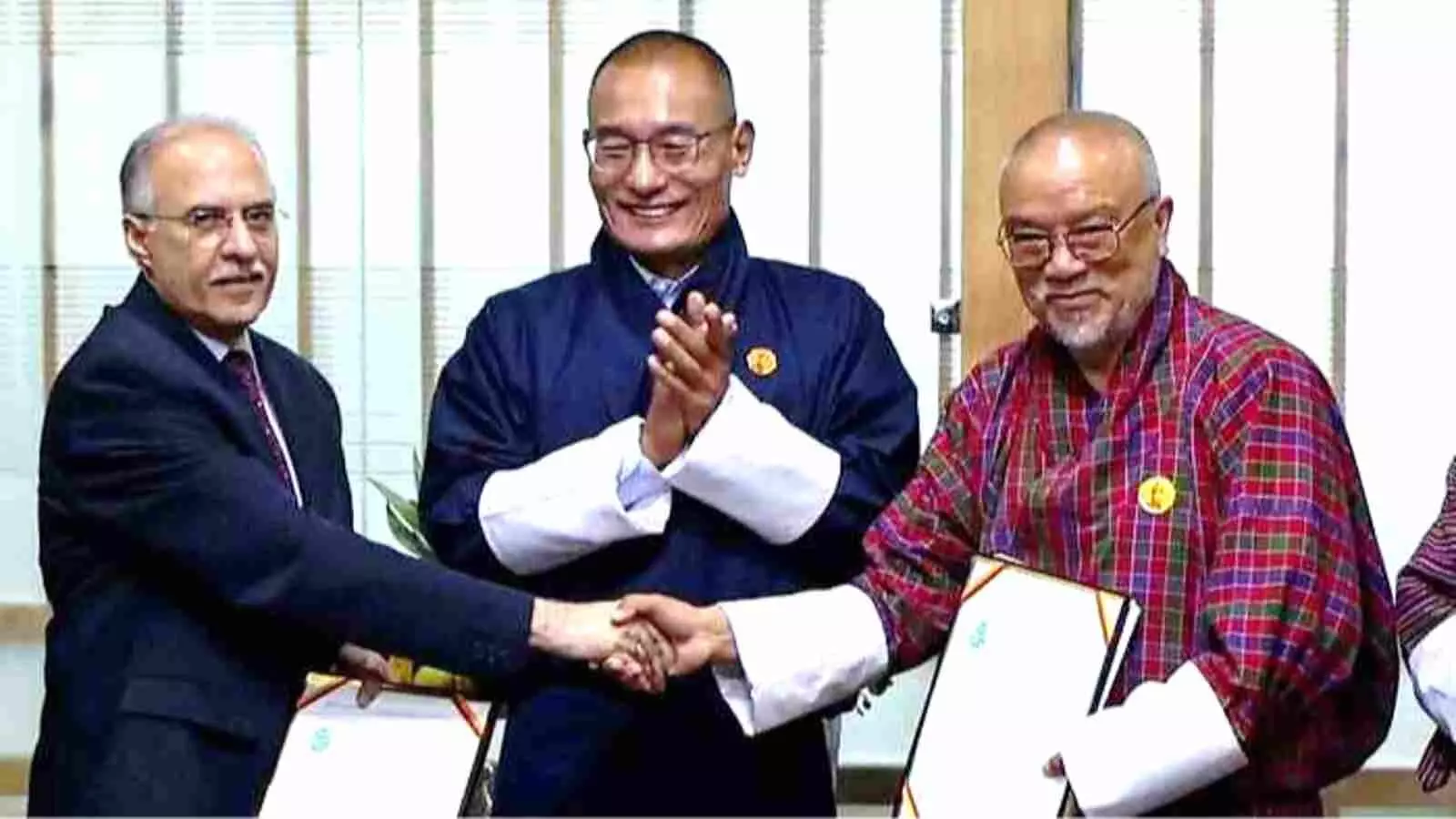 बाएं से दाएं अनिल सरदाना, शेरिंग तोबगे और डीजीपीसी प्रतिनिधि भूटान में जलविद्युत समझौते के दौरान। बाएं से दाएं अनिल सरदाना, शेरिंग तोबगे और डीजीपीसी प्रतिनिधि भूटान में जलविद्युत समझौते के दौरान।