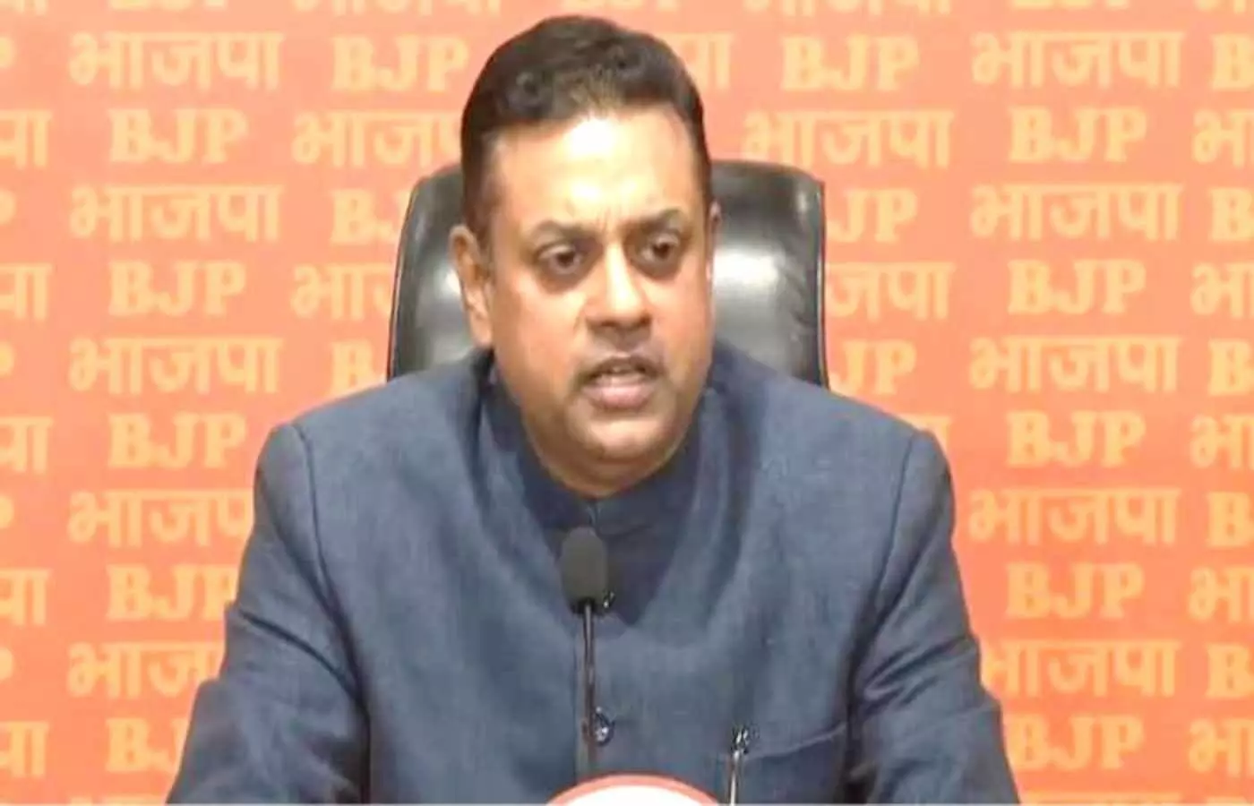 बीजेपी मुख्यालय में माइक के सामने बोलते हुए संबित पात्रा मणिशंकर अय्यर के बयान पर पलटवार करते हुए। बीजेपी मुख्यालय में माइक के सामने बोलते हुए संबित पात्रा मणिशंकर अय्यर के बयान पर पलटवार करते हुए।