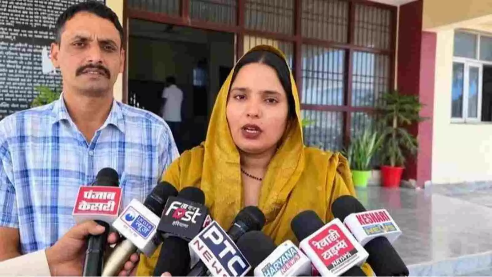 पीली ओढ़नी पहने सरपंच पिंकी रेवाड़ी में माइक के सामने मीडिया को संबोधित करते हुए। पीली ओढ़नी पहने सरपंच पिंकी रेवाड़ी में माइक के सामने मीडिया को संबोधित करते हुए।