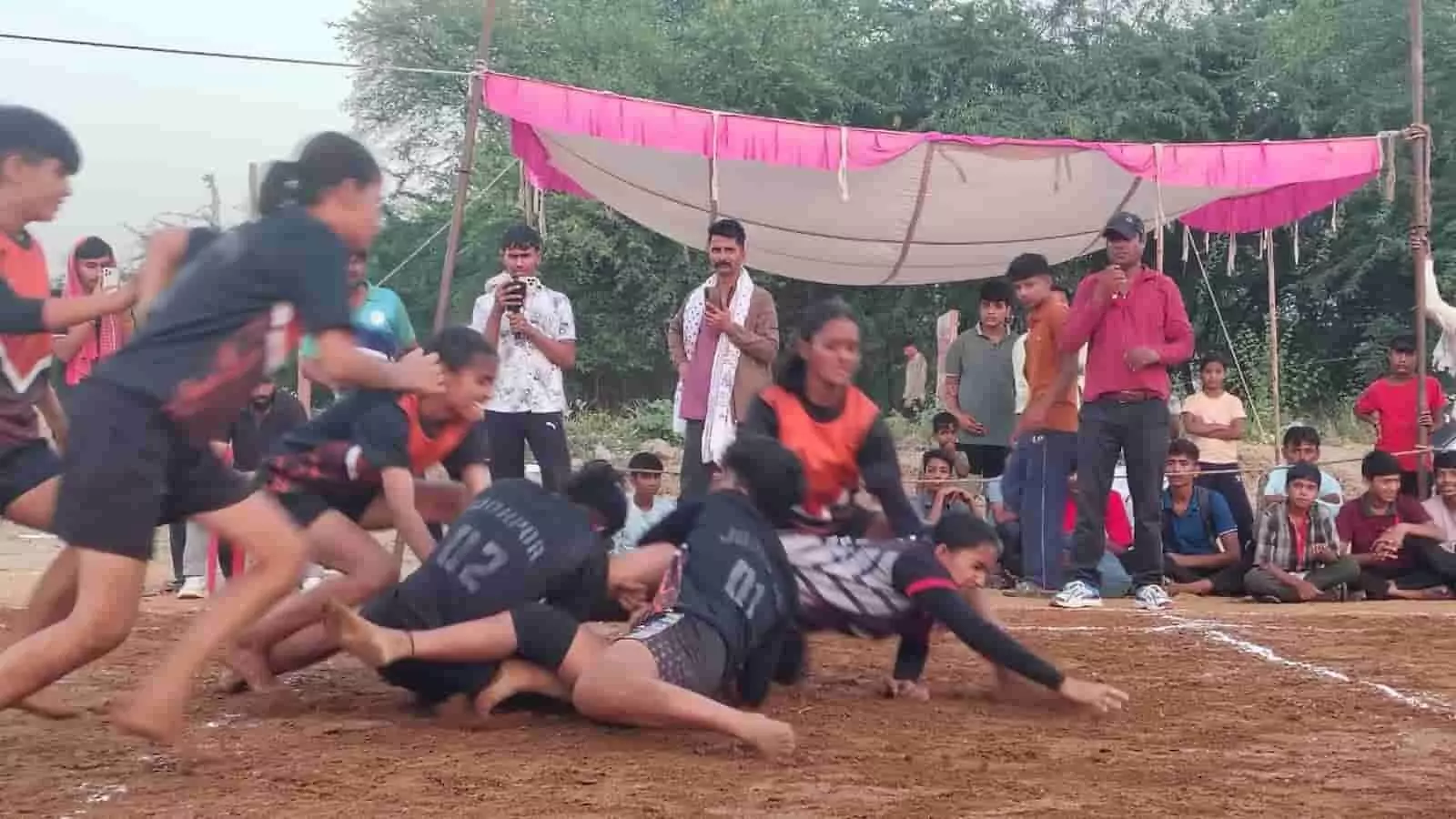 मैदान पर कबड्डी खेलते हुए खिलाड़ी गंगापुर सिटी में 70वीं राज्य स्तरीय प्रतियोगिता के दौरान। मैदान पर कबड्डी खेलते हुए खिलाड़ी गंगापुर सिटी में 70वीं राज्य स्तरीय प्रतियोगिता के दौरान।
