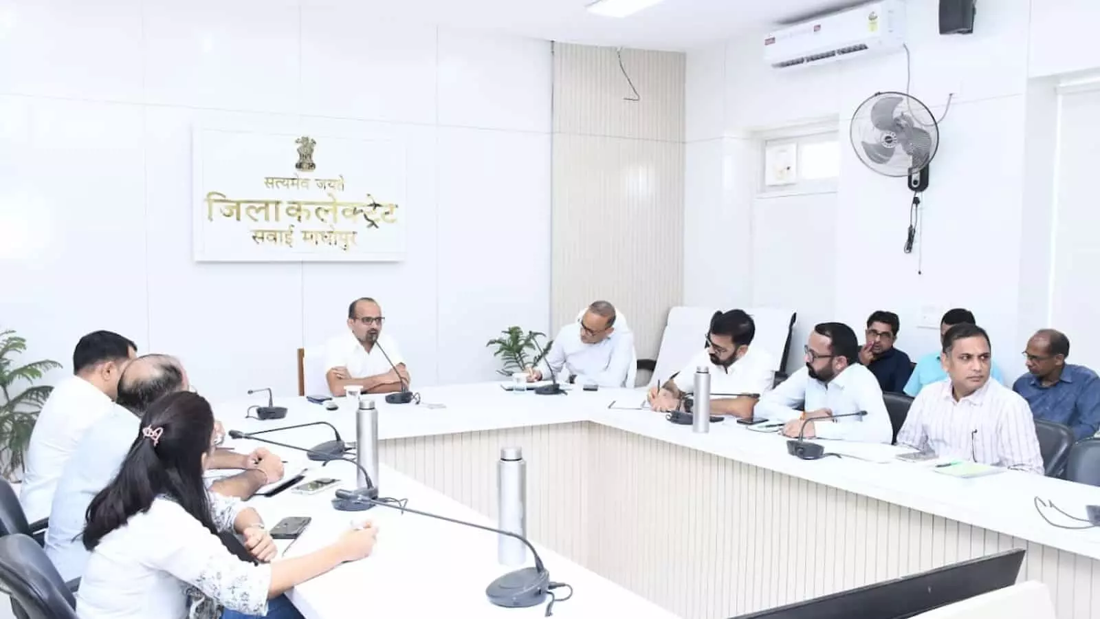 बैठक लेते हुए अधिकारीगण जिला कलेक्ट्रेट सभागार सवाई माधोपुर में जनसेवाओं की समीक्षा के दौरान। बैठक लेते हुए अधिकारीगण जिला कलेक्ट्रेट सभागार सवाई माधोपुर में जनसेवाओं की समीक्षा के दौरान।