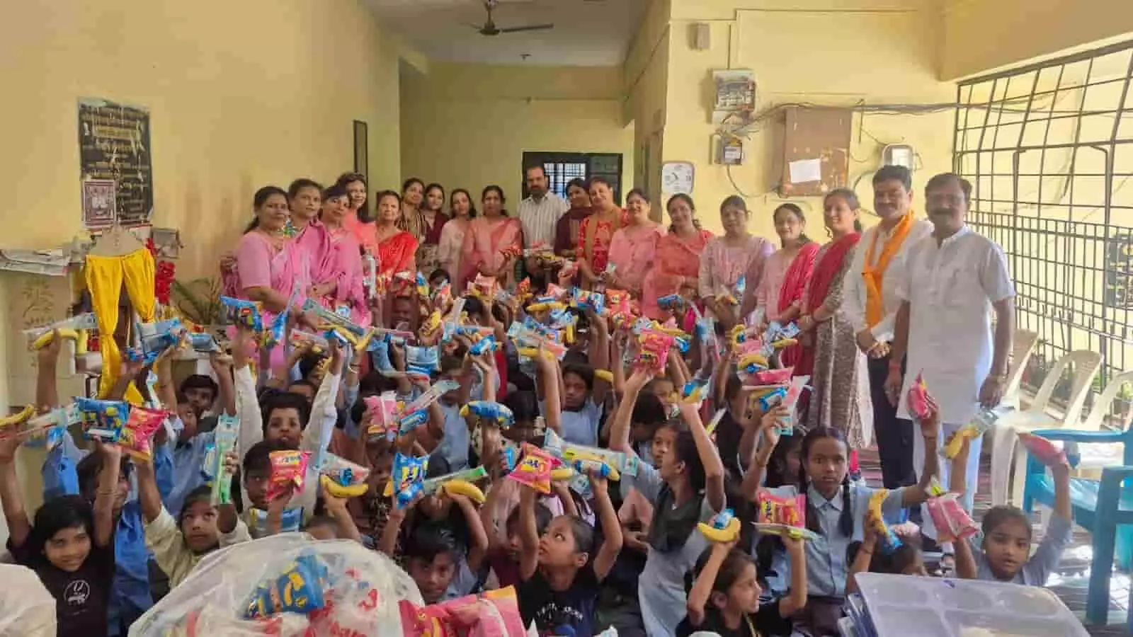 तस्वीर में दिख रही महिलाएं स्कूल परिसर में बच्चों को स्टेशनरी और खाद्य सामग्री बांट रही हैं। तस्वीर में दिख रही महिलाएं स्कूल परिसर में बच्चों को स्टेशनरी और खाद्य सामग्री बांट रही हैं।