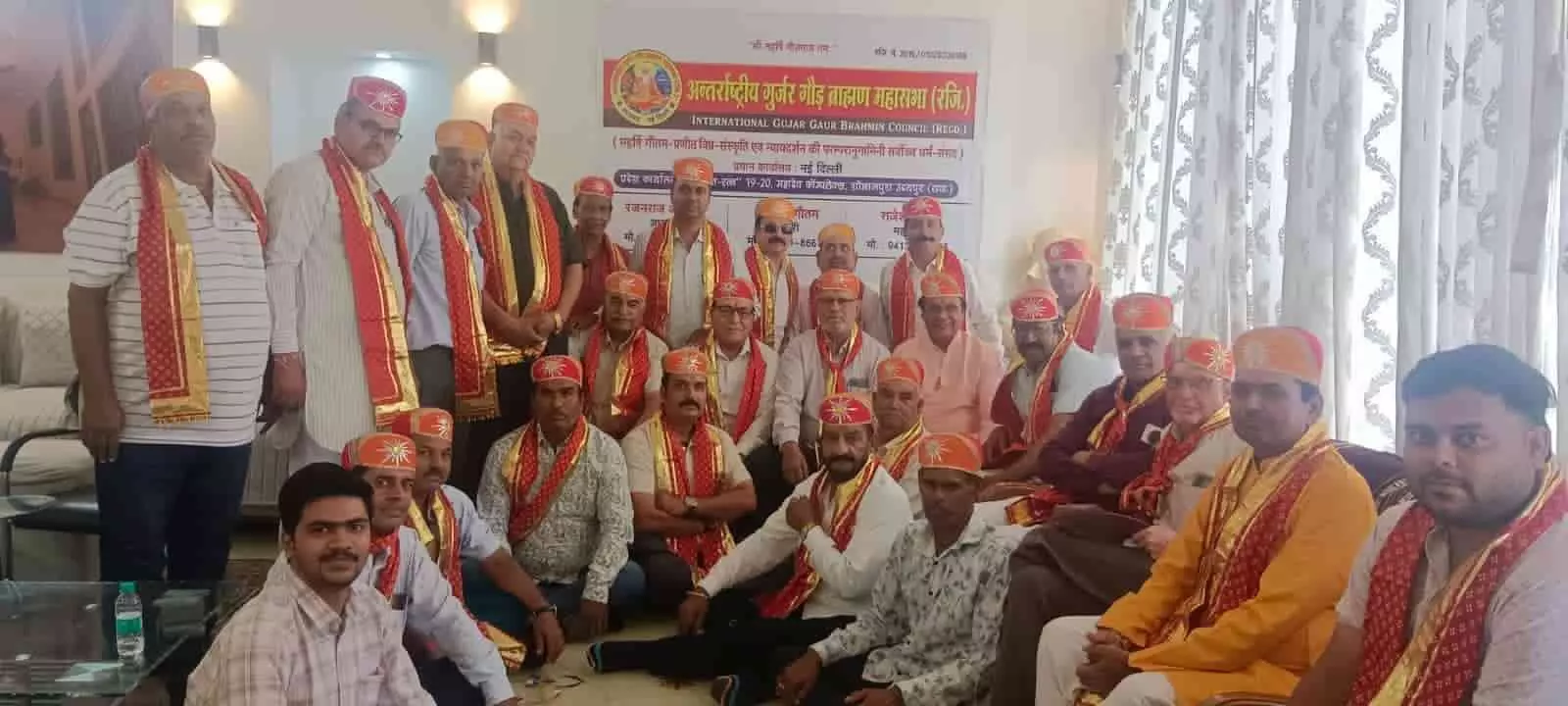 तस्वीर में बैनर के सामने बैठे और खड़े महासभा के पदाधिकारी उदयपुर में बैठक कर रहे हैं। तस्वीर में बैनर के सामने बैठे और खड़े महासभा के पदाधिकारी उदयपुर में बैठक कर रहे हैं।