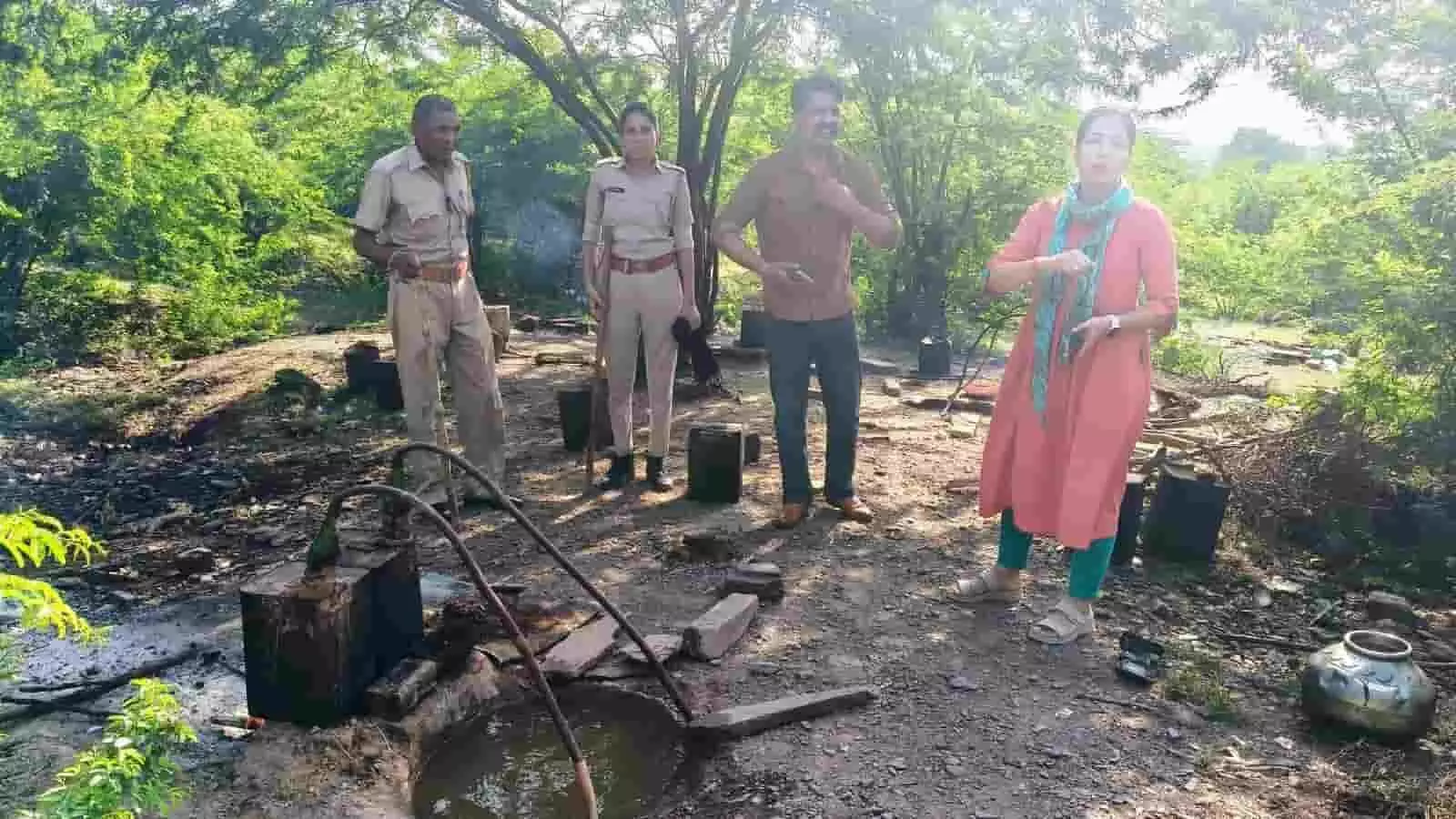 सवाई माधोपुर में अवैध शराब जब्ती के दौरान आबकारी विभाग के अधिकारी और दल। सवाई माधोपुर में अवैध शराब जब्ती के दौरान आबकारी विभाग के अधिकारी और दल।