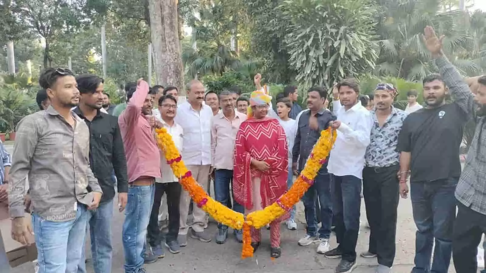 तस्वीर में कोटा सर्किट हाउस में कांग्रेस कार्यकर्ताओं के साथ बड़ी पुष्पमाला थामे खड़ीं पूनम पासवान। तस्वीर में कोटा सर्किट हाउस में कांग्रेस कार्यकर्ताओं के साथ बड़ी पुष्पमाला थामे खड़ीं पूनम पासवान।
