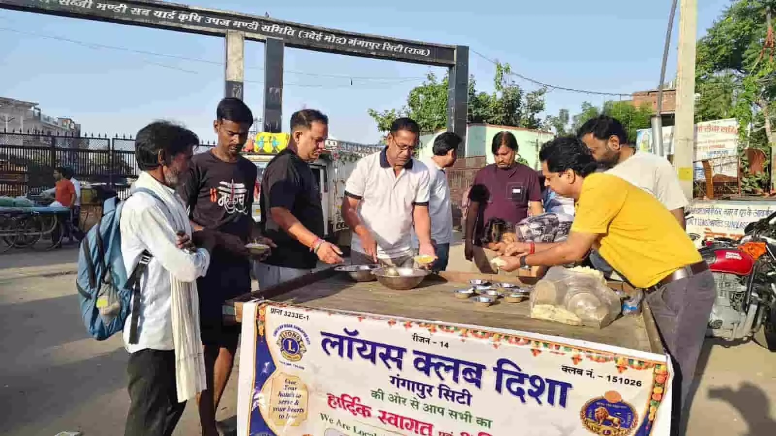 उदेई मोड़ पर लायंस क्लब दिशा गंगापुर सिटी के सदस्यों द्वारा जरूरतमंदों को खिचड़ी वितरित की जा रही है उदेई मोड़ पर लायंस क्लब दिशा गंगापुर सिटी के सदस्यों द्वारा जरूरतमंदों को खिचड़ी वितरित की जा रही है