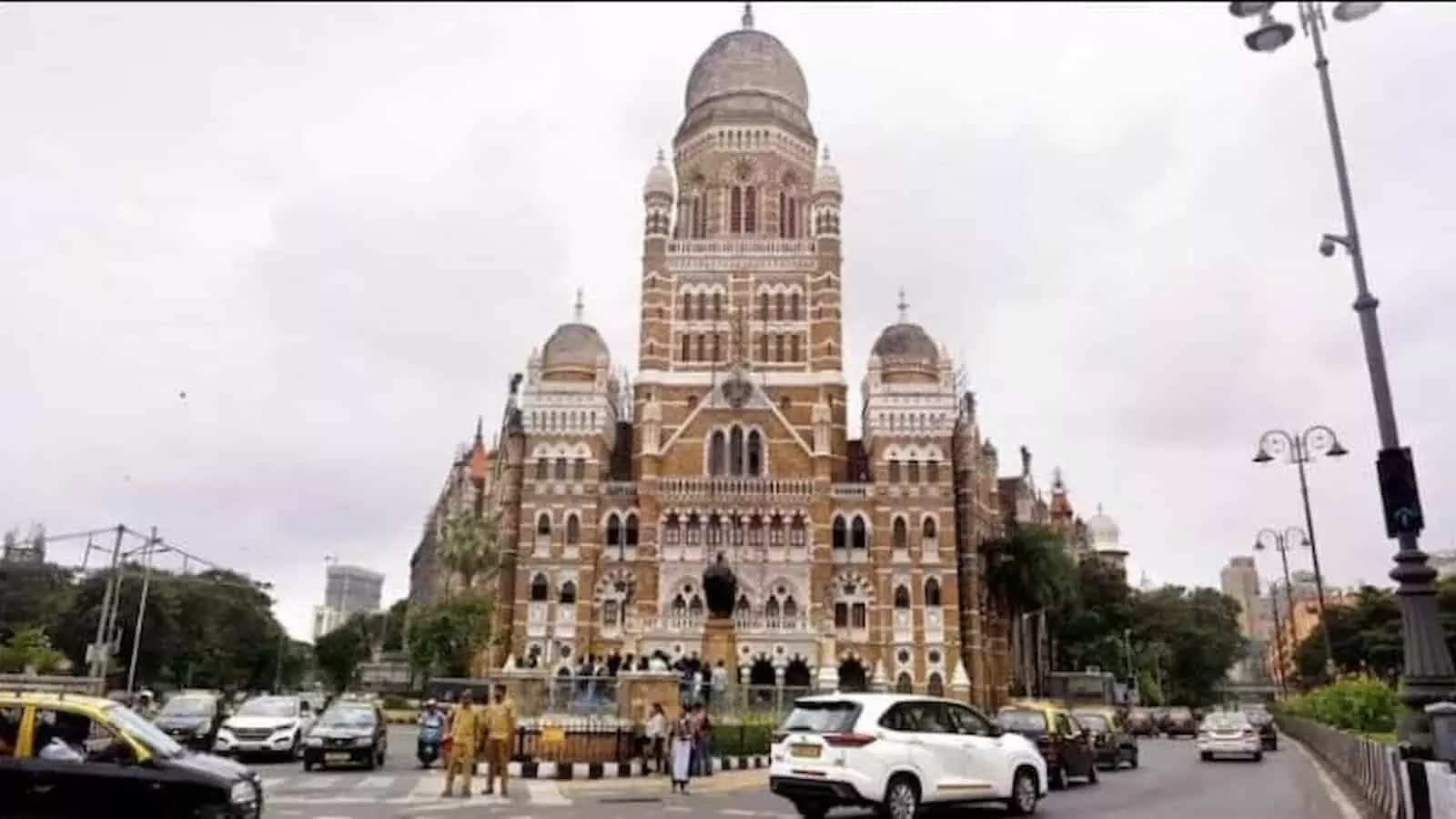तस्वीर में दिख रही बीएमसी मुख्यालय की ऐतिहासिक इमारत के सामने सड़क पर गाड़ियां चलती नजर आ रही हैं। तस्वीर में दिख रही बीएमसी मुख्यालय की ऐतिहासिक इमारत के सामने सड़क पर गाड़ियां चलती नजर आ रही हैं।