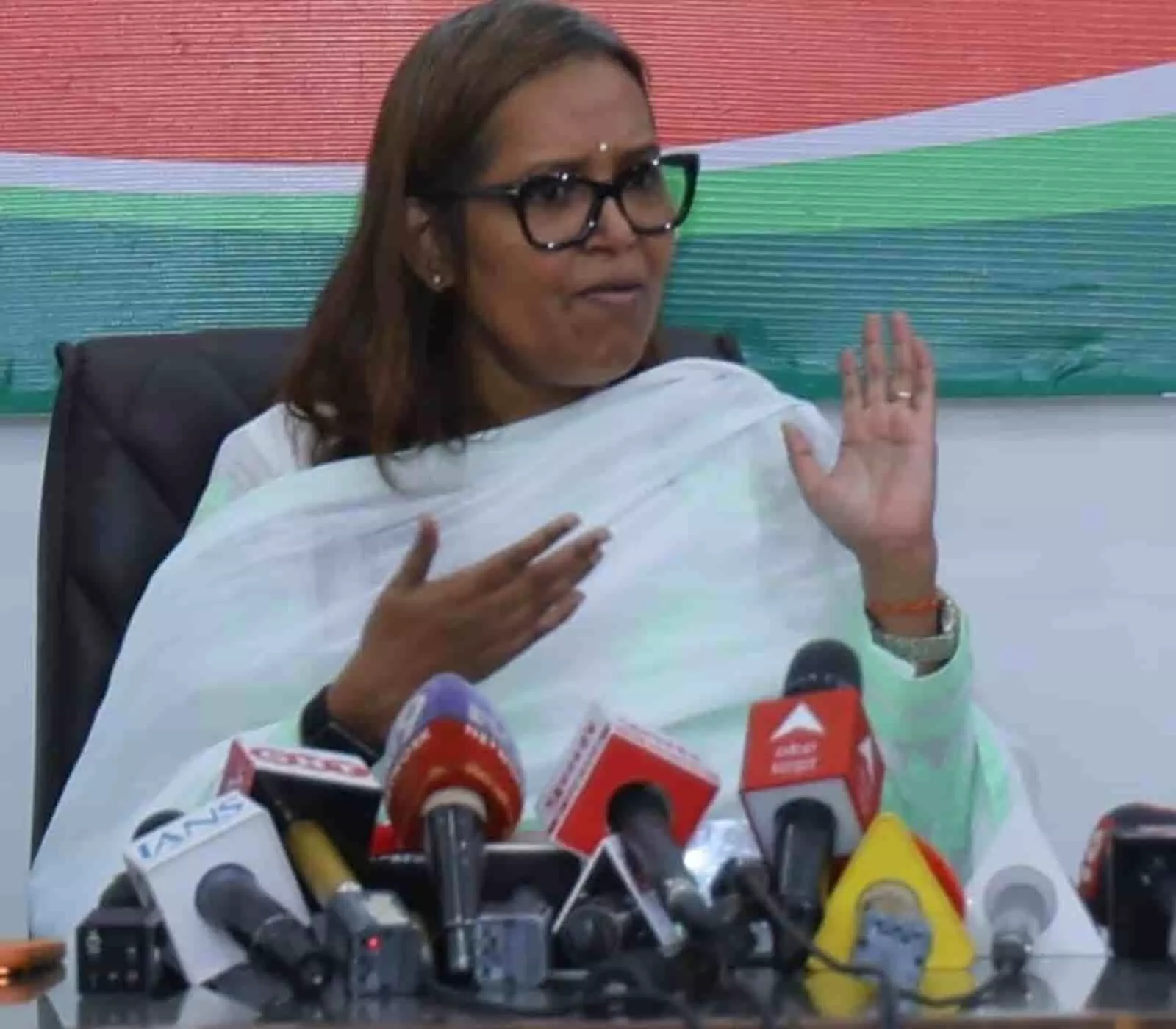तस्वीर में मुंबई कांग्रेस अध्यक्ष वर्षा गायकवाड़ प्रेस वार्ता के दौरान संवाददाताओं को संबोधित करती दिख रही हैं। तस्वीर में मुंबई कांग्रेस अध्यक्ष वर्षा गायकवाड़ प्रेस वार्ता के दौरान संवाददाताओं को संबोधित करती दिख रही हैं।