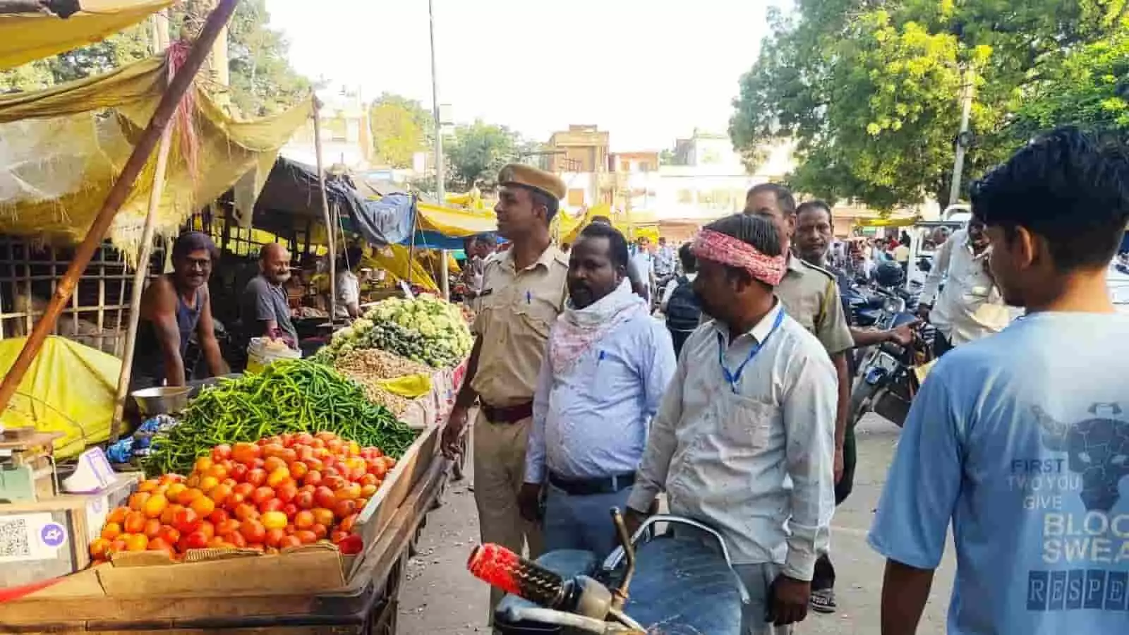 सब्जी मंडी क्षेत्र में अवैध ठेलों के खिलाफ कार्रवाई करते नगर परिषद के कर्मचारी सवाई माधोपुर में। सब्जी मंडी क्षेत्र में अवैध ठेलों के खिलाफ कार्रवाई करते नगर परिषद के कर्मचारी सवाई माधोपुर में।