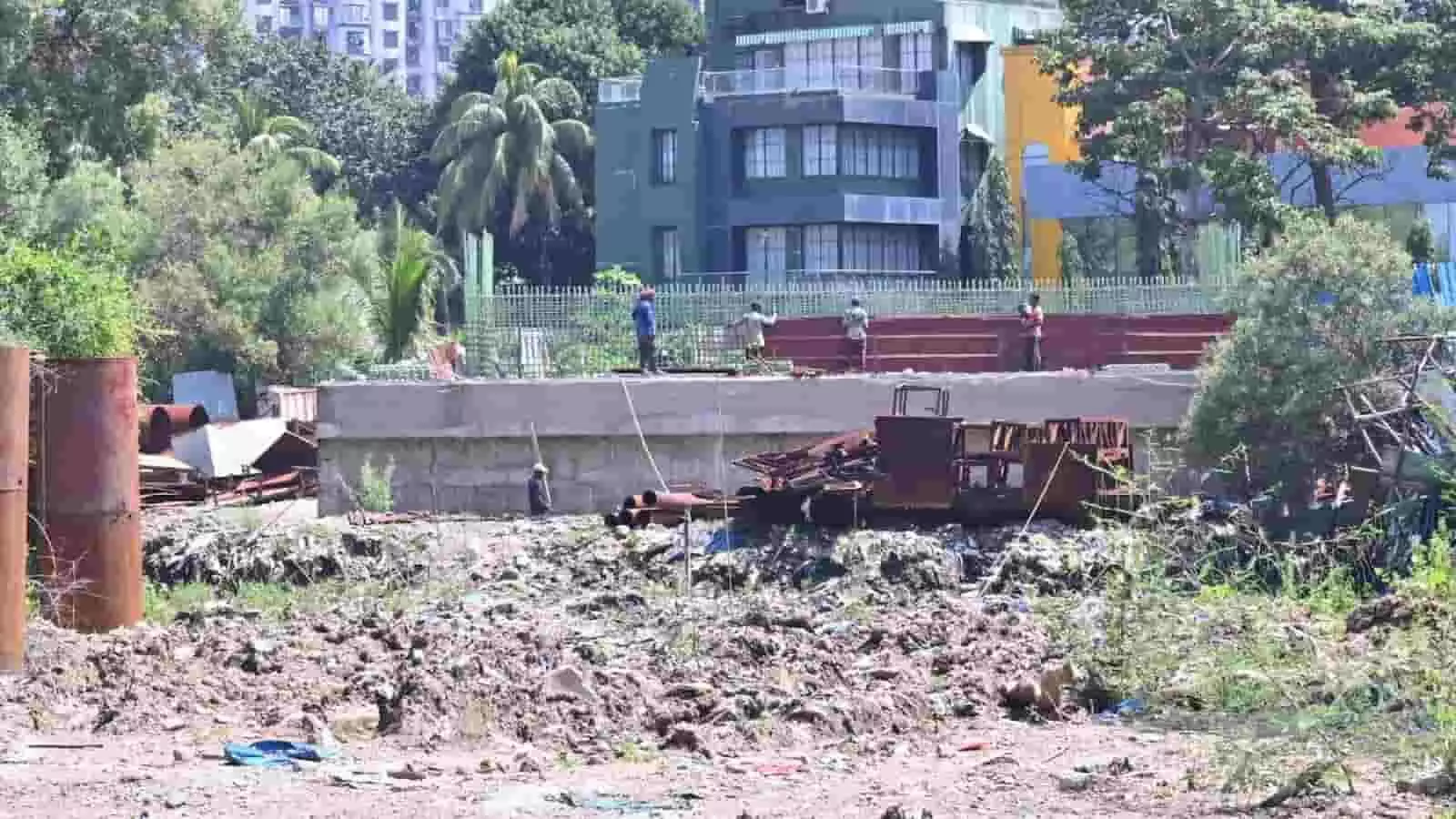 तस्वीर में दिख रहे निर्माणाधीन फ्लाईओवर पर काम करते मजदूर और आसपास का निर्माण स्थल। तस्वीर में दिख रहे निर्माणाधीन फ्लाईओवर पर काम करते मजदूर और आसपास का निर्माण स्थल।