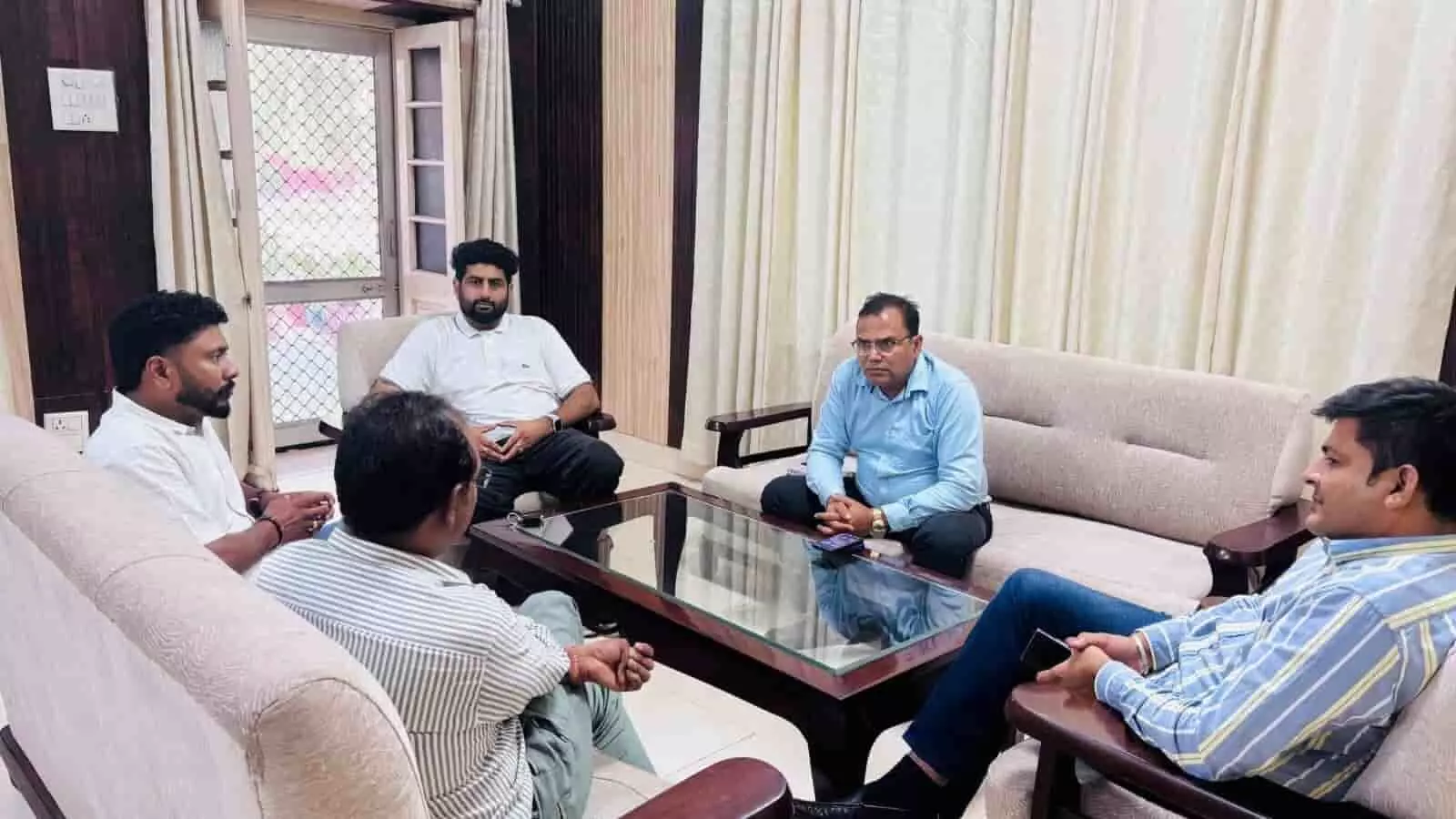 तस्वीर में टोहाना विश्राम गृह के कमरे में सोफे पर बैठकर बातचीत करते हुए अधिकारी दिख रहे हैं। तस्वीर में टोहाना विश्राम गृह के कमरे में सोफे पर बैठकर बातचीत करते हुए अधिकारी दिख रहे हैं।