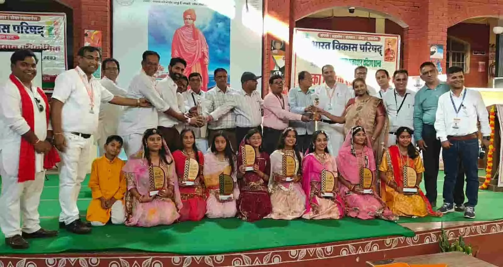 तस्वीर में मंच पर अतिथि और प्रतिभागी पुरस्कार एवं स्मृति चिह्न लेकर खड़े दिख रहे हैं। तस्वीर में मंच पर अतिथि और प्रतिभागी पुरस्कार एवं स्मृति चिह्न लेकर खड़े दिख रहे हैं।