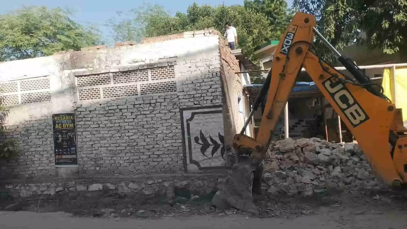 बुलडोजर से अवैध निर्माण तोड़ती जेसीबी मशीन और दीवार लिंक रोड पर अतिक्रमण हटाने के दौरान। बुलडोजर से अवैध निर्माण तोड़ती जेसीबी मशीन और दीवार लिंक रोड पर अतिक्रमण हटाने के दौरान।