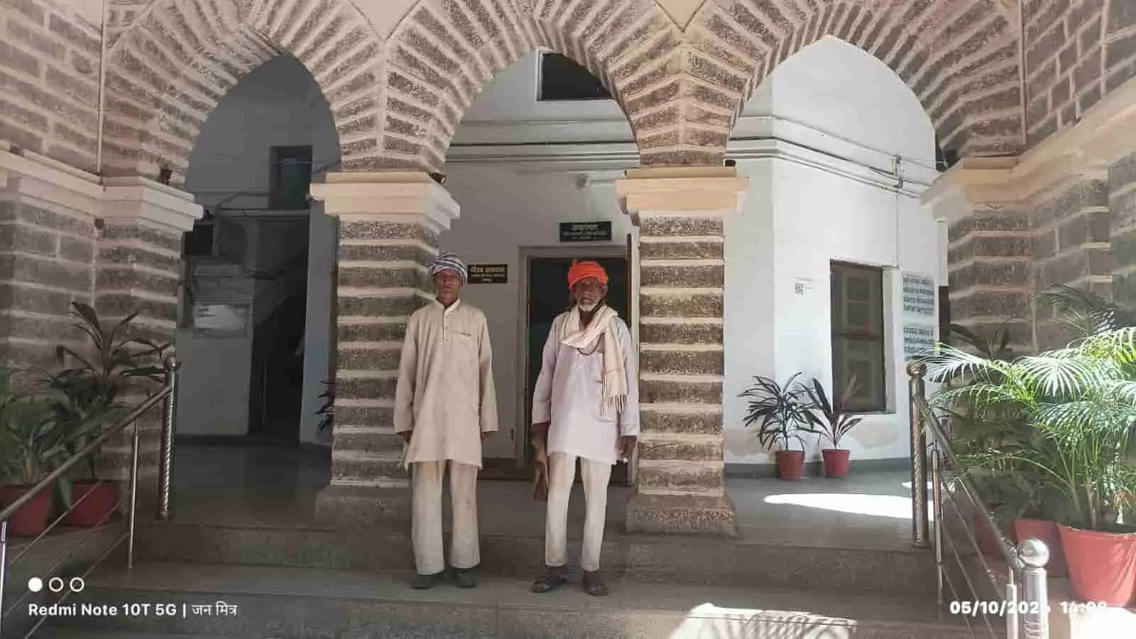 तस्वीर में दिख रहे दो प्रतिनिधि उदयपुर में कार्यालय भवन के सामने खड़े होकर ज्ञापन दे रहे हैं। तस्वीर में दिख रहे दो प्रतिनिधि उदयपुर में कार्यालय भवन के सामने खड़े होकर ज्ञापन दे रहे हैं।