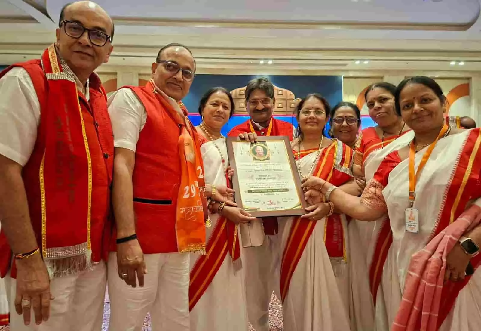 तस्वीर में बाएं से दाएं ऋषभदेव पुलक मंच के सदस्य फ्रेम वाला सम्मान पत्र पकड़े खड़े हैं। तस्वीर में बाएं से दाएं ऋषभदेव पुलक मंच के सदस्य फ्रेम वाला सम्मान पत्र पकड़े खड़े हैं।