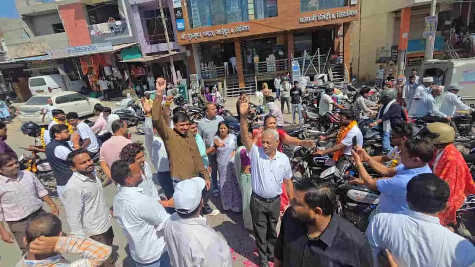तस्वीर में सड़क पर भाजपा कार्यकर्ता हाथ उठाकर जन सेवा संकल्प यात्रा के दौरान नारेबाजी कर रहे हैं। तस्वीर में सड़क पर भाजपा कार्यकर्ता हाथ उठाकर जन सेवा संकल्प यात्रा के दौरान नारेबाजी कर रहे हैं।
