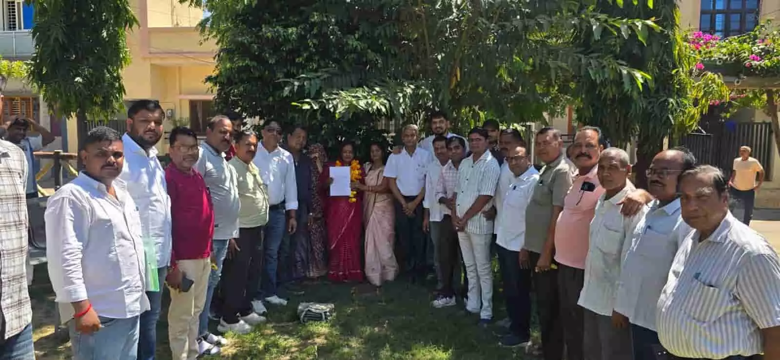 तस्वीर में दिख रही एक महिला उम्मीदवार और भाजपा कार्यकर्ता पार्क में आवेदन पत्र हाथों में लिए खड़े हैं। तस्वीर में दिख रही एक महिला उम्मीदवार और भाजपा कार्यकर्ता पार्क में आवेदन पत्र हाथों में लिए खड़े हैं।