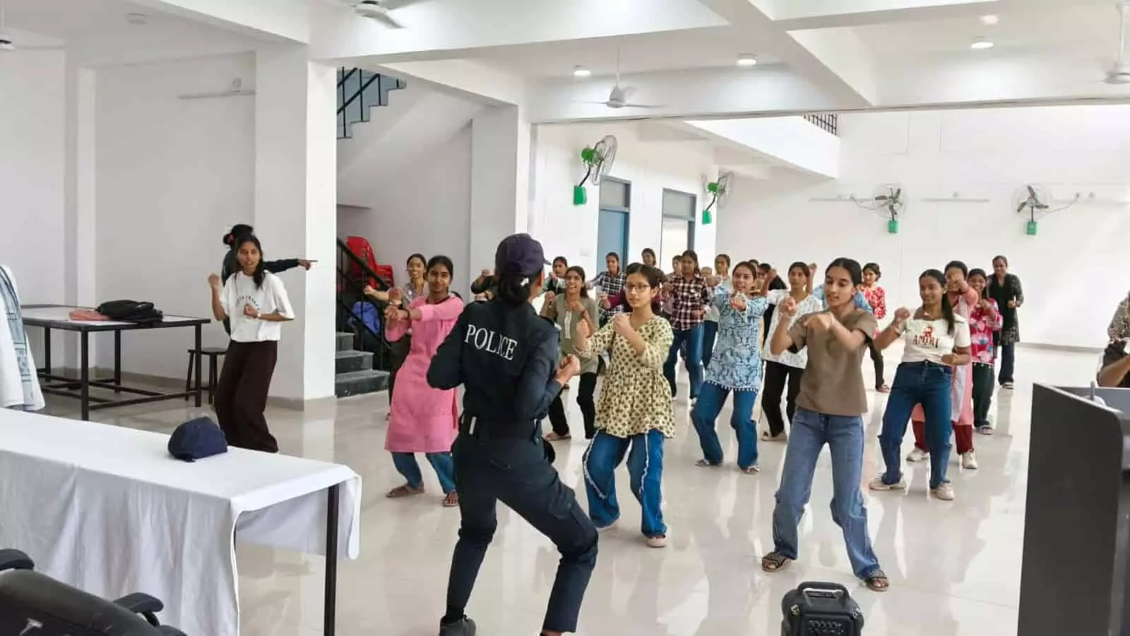 तस्वीर में दिख रही महिला पुलिसकर्मी महाविद्यालय हॉल में छात्राओं को आत्मरक्षा का अभ्यास करा रही हैं। तस्वीर में दिख रही महिला पुलिसकर्मी महाविद्यालय हॉल में छात्राओं को आत्मरक्षा का अभ्यास करा रही हैं।