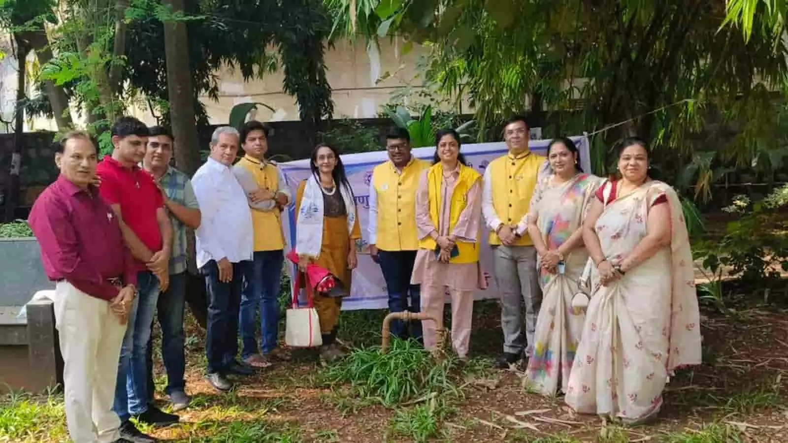 तस्वीर में ठाणे के एक पार्क में बैनर के सामने पुरुषों और महिलाओं का समूह खड़ा है। तस्वीर में ठाणे के एक पार्क में बैनर के सामने पुरुषों और महिलाओं का समूह खड़ा है।