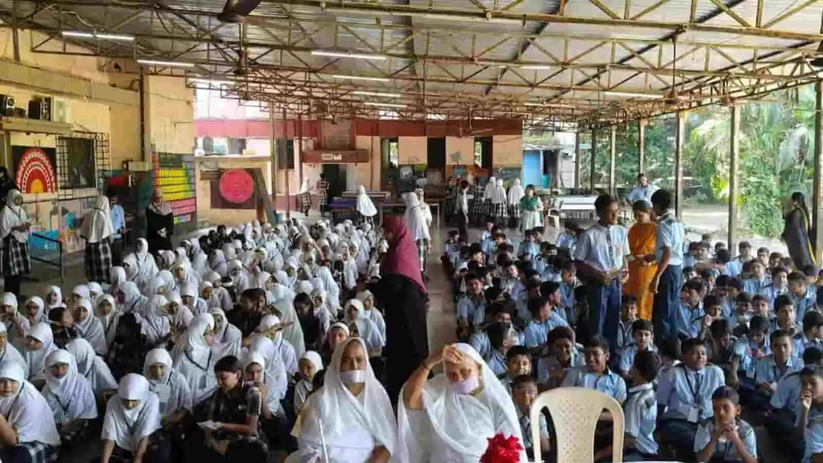 तस्वीर में वाशी स्कूल के हॉल में जमीन पर बैठे स्कूली बच्चे और साध्वियां नजर आ रही हैं। तस्वीर में वाशी स्कूल के हॉल में जमीन पर बैठे स्कूली बच्चे और साध्वियां नजर आ रही हैं।