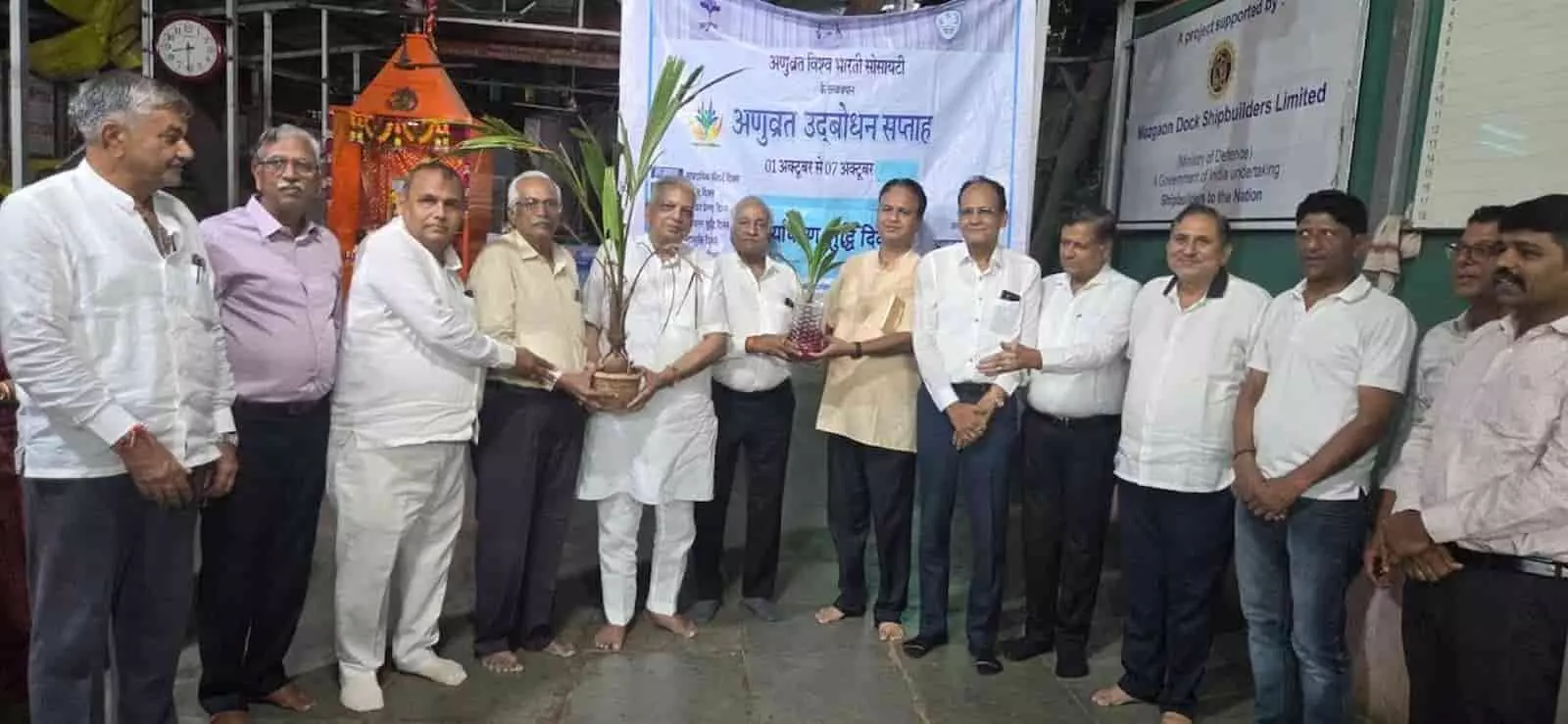 तस्वीर में दिख रही जगह पर कई लोग एक साथ खड़े होकर पौधे भेंट कर रहे हैं। तस्वीर में दिख रही जगह पर कई लोग एक साथ खड़े होकर पौधे भेंट कर रहे हैं।