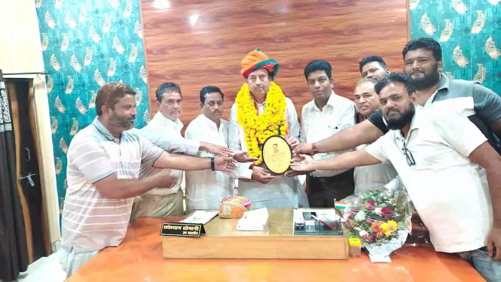 तस्वीर में भीलवाड़ा में उपमहापौर राधेश्याम सोमानी को स्मृति चिन्ह सौंपते युवा जनहित सेवा समिति के सदस्य। तस्वीर में भीलवाड़ा में उपमहापौर राधेश्याम सोमानी को स्मृति चिन्ह सौंपते युवा जनहित सेवा समिति के सदस्य।